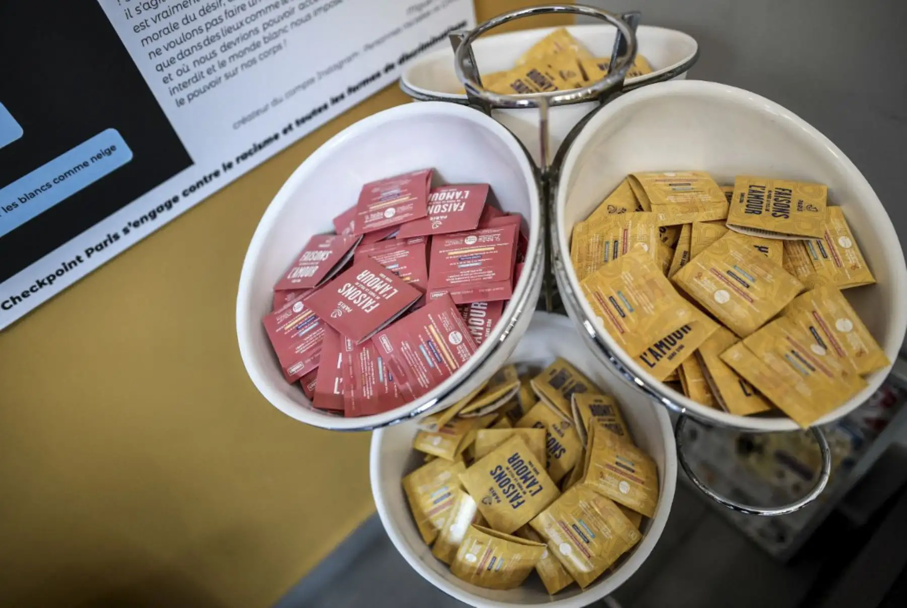 Una foto muestra condones exhibidos en el centro de prevención y detección CheckPoint de París en París, el 1 de diciembre de 2020. - El centro ofrece un servicio de salud sexual para personas VIH positivas y VIH negativas. Foto: AFP