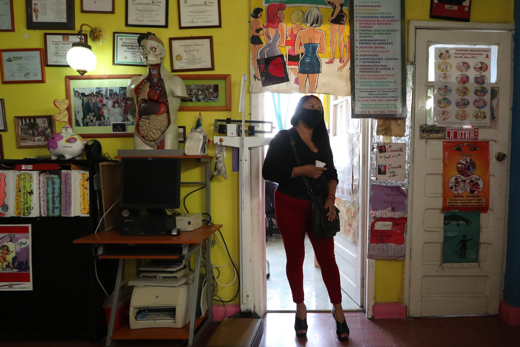 Una trabajadora sexual espera su turno para someterse a la prueba de VIH hoy, en el local de la organización civil Brigada Callejera de Apoyo a la Mujer "Elisa Martínez", AC, en Ciudad de México (México). Foto: EFE