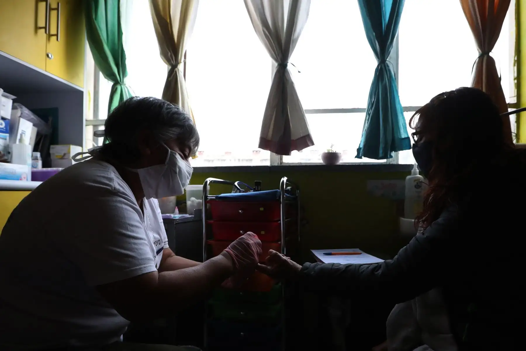 Una trabajadora sexual se somete a la prueba de VIH hoy, en el local de la organización civil Brigada Callejera de Apoyo a la Mujer "Elisa Martínez", AC, en Ciudad de México (México). Los pacientes mexicanos que padecen VIH viven pendientes de un hilo por la falta de medicamentos antirretrovirales, la suspensión de consultas y el miedo a infectarse del nuevo virus de la covid-19. Foto: EFE