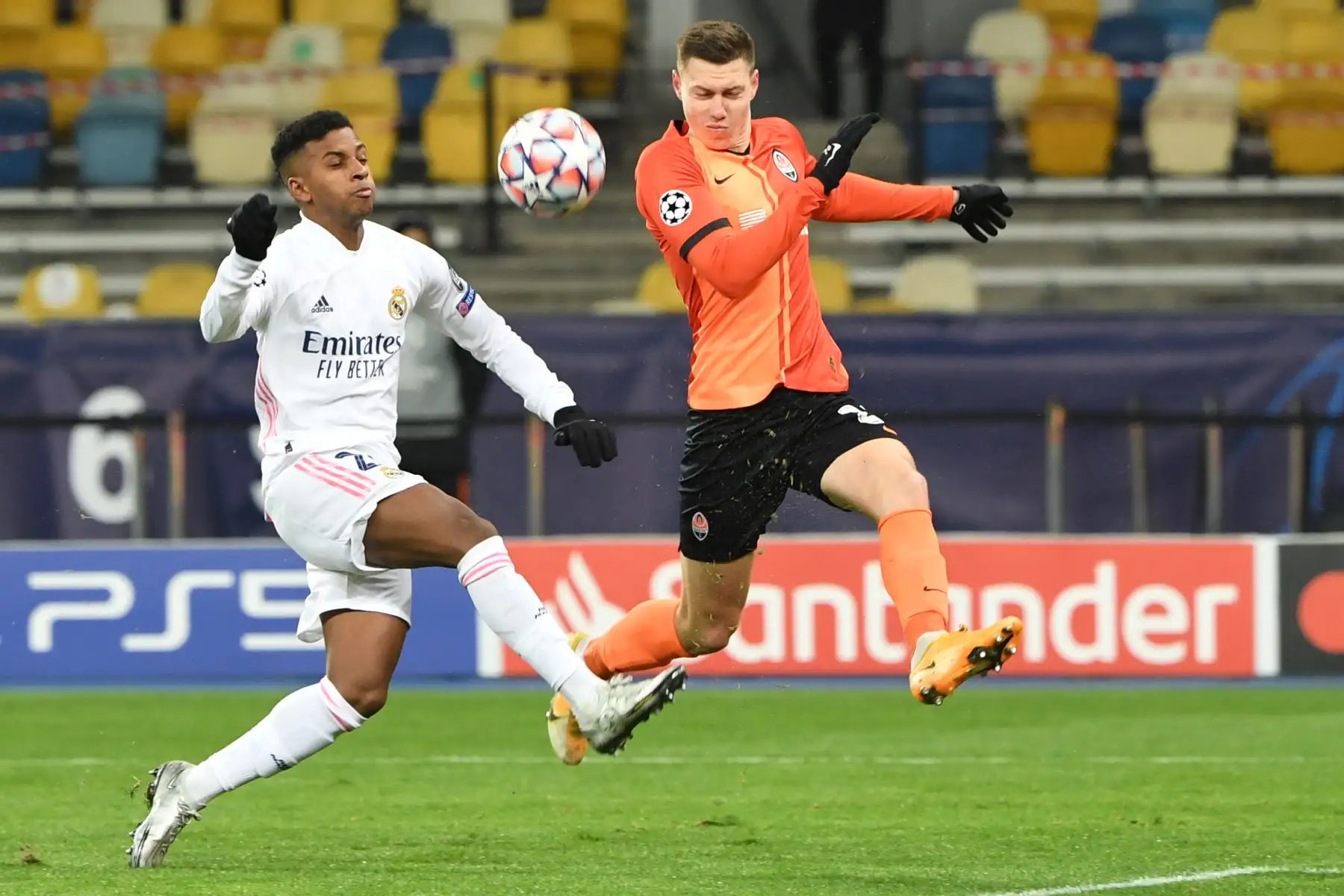 El delantero brasileño del Real Madrid Rodrygo lucha por el balón con el defensor ucraniano del Shakhtar Donetsk Mykola Matviyenko durante el partido de fútbol del Grupo B de la Liga de Campeones de la UEFA. Foto: AFP