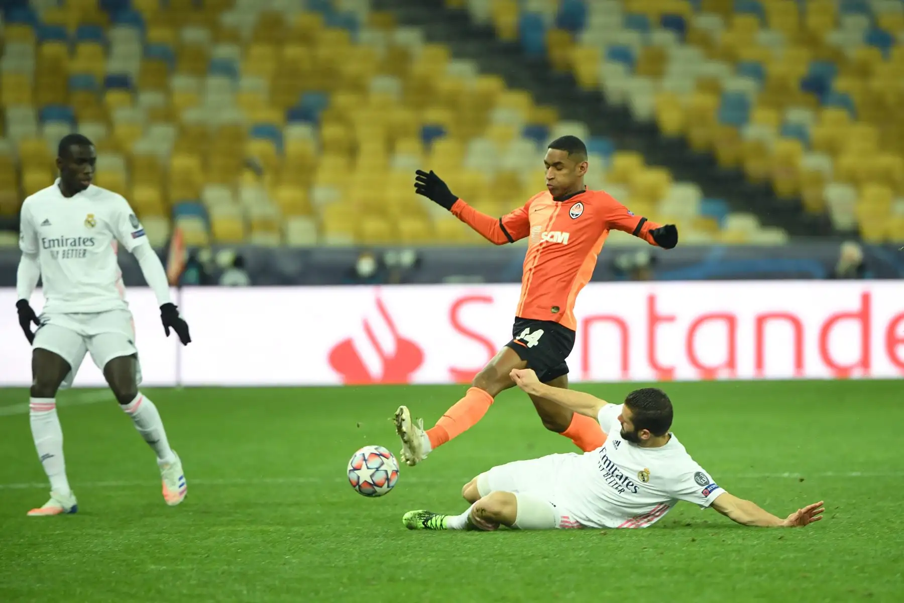 El delantero brasileño del Shakhtar Donetsk, Tete, lucha por el balón con el defensor español del Real Madrid, Nacho Fernández, durante el partido6de fútbol del Grupo B de la Liga de Campeones de la UEFA. Foto: AFP