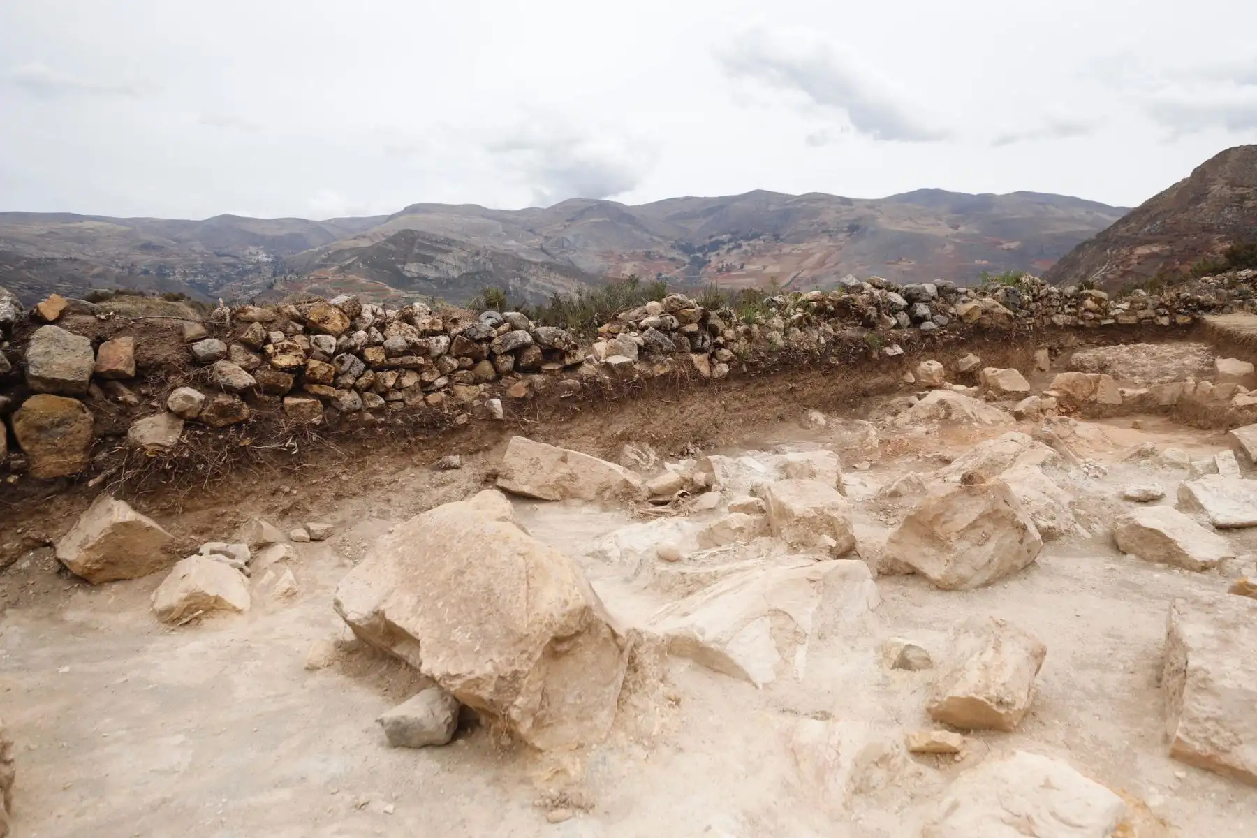 El ministro de Cultura, Alejandro Neyra visita el Centro Arqueológico Willkaymarca ubicado en Huancavelica. Este sitio arqueológico presenta material cerámico fragmentario en la superficie asociado a la época del Intermedio Tardío y Horizonte Tardío, pertenecientes al curacazgo de los Asto.
Foto: Mincul