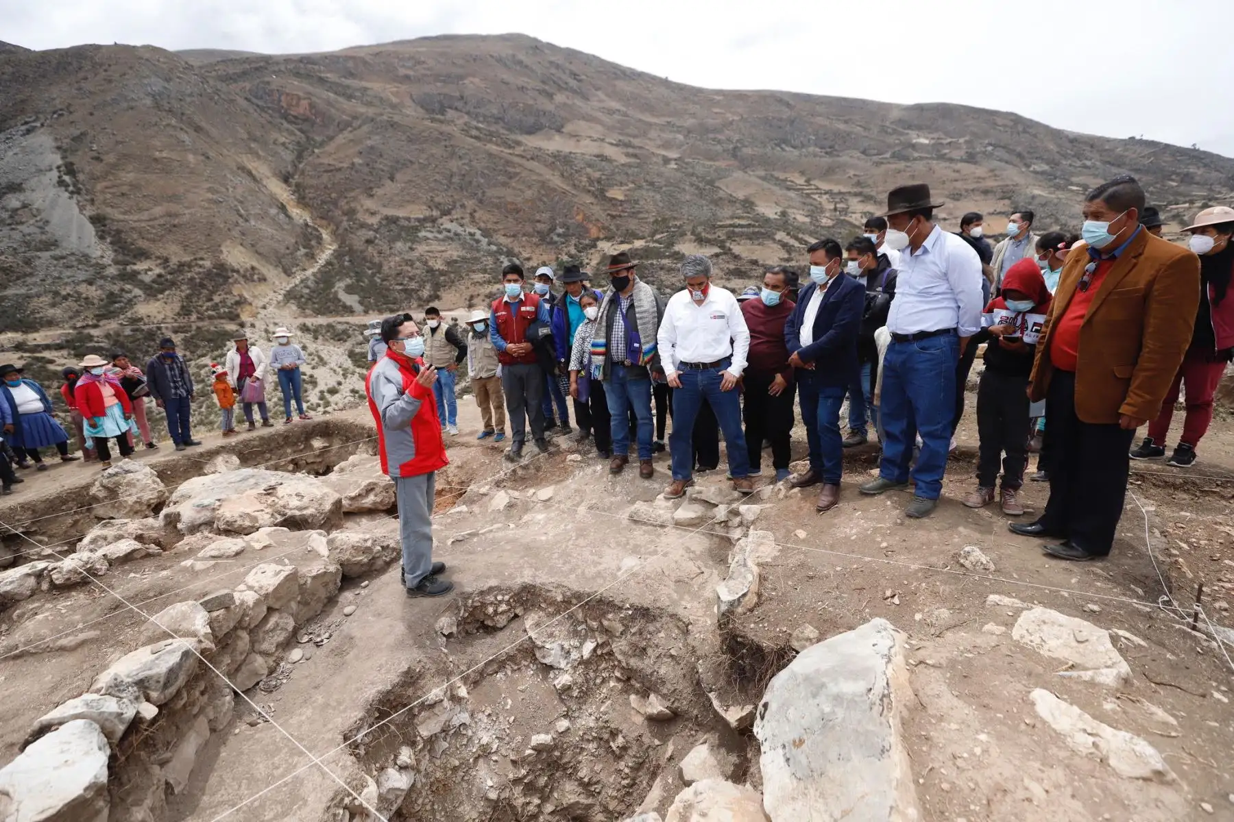 El ministro de Cultura, Alejandro Neyra visita el Centro Arqueológico Willkaymarca ubicado en Huancavelica. Este sitio arqueológico presenta material cerámico fragmentario en la superficie asociado a la época del Intermedio Tardío y Horizonte Tardío, pertenecientes al curacazgo de los Asto.
Foto: Mincul
