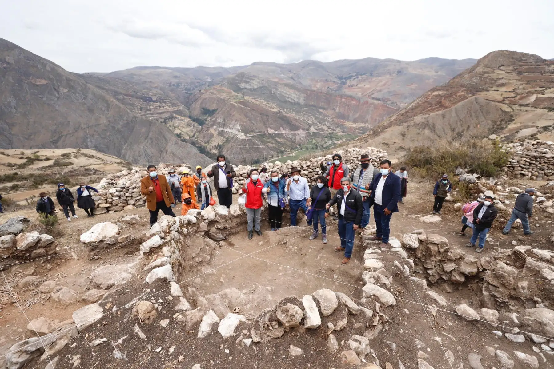 El ministro de Cultura, Alejandro Neyra visita el Centro Arqueológico Willkaymarca ubicado en Huancavelica. Este sitio arqueológico presenta material cerámico fragmentario en la superficie asociado a la época del Intermedio Tardío y Horizonte Tardío, pertenecientes al curacazgo de los Asto.
Foto: Mincul