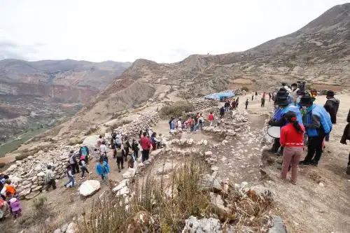 El componente arqueológico del sitio Willkaymarca se sustenta en un conjunto de terrazas que circundan una colina con estructuras circulares y material cerámico fragmentado en la superficie, cuyo patrón arquitectónico tiene filiación cronológica asociada al Periodo Intermedio Tardío y Horizonte Tardío.