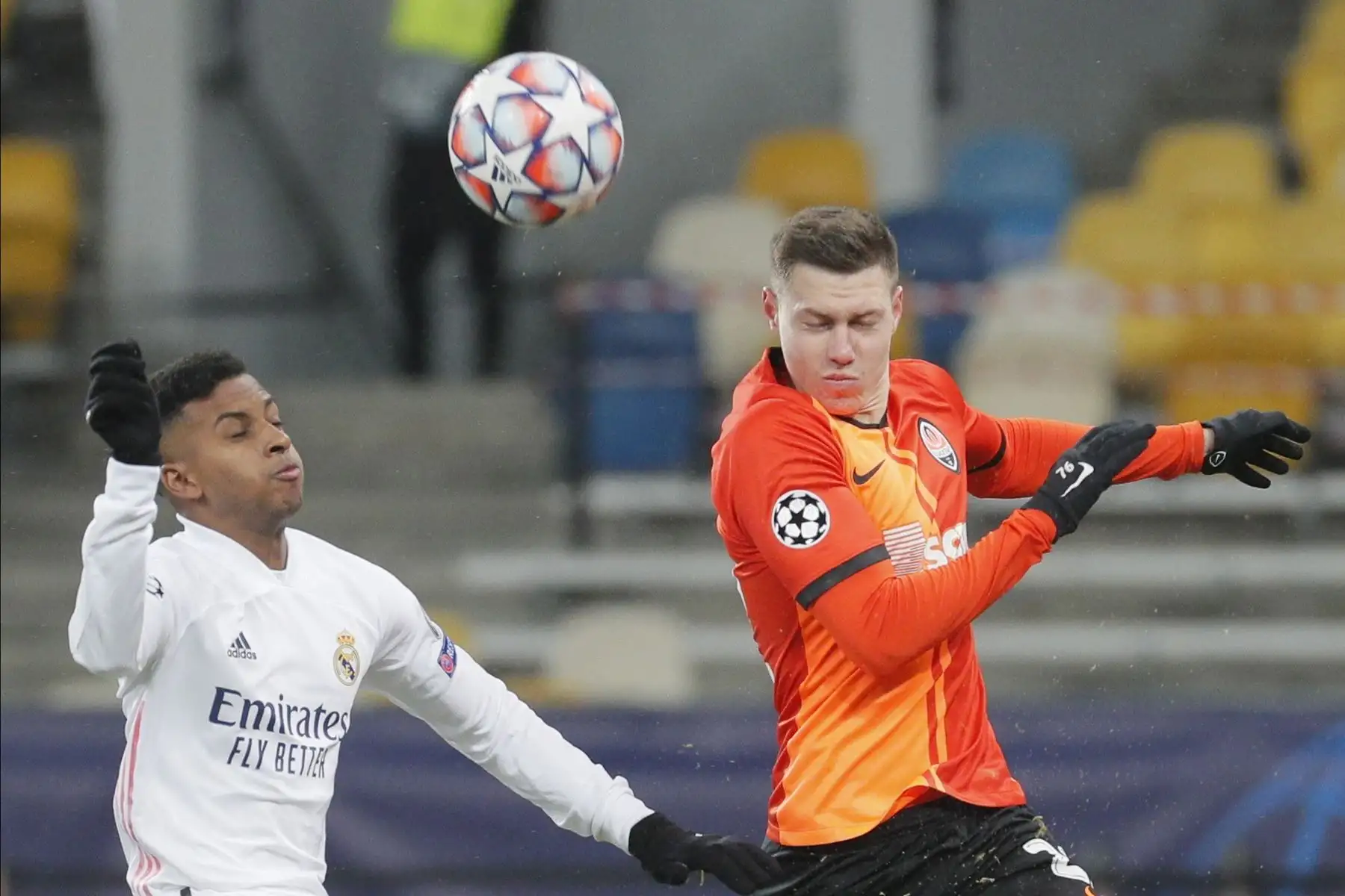 Mykola Matviyenko del Shakhtar en acción contra Rodrygo del Real Madrid durante el partido del grupo B de la UEFA Champions League. Foto: EFE