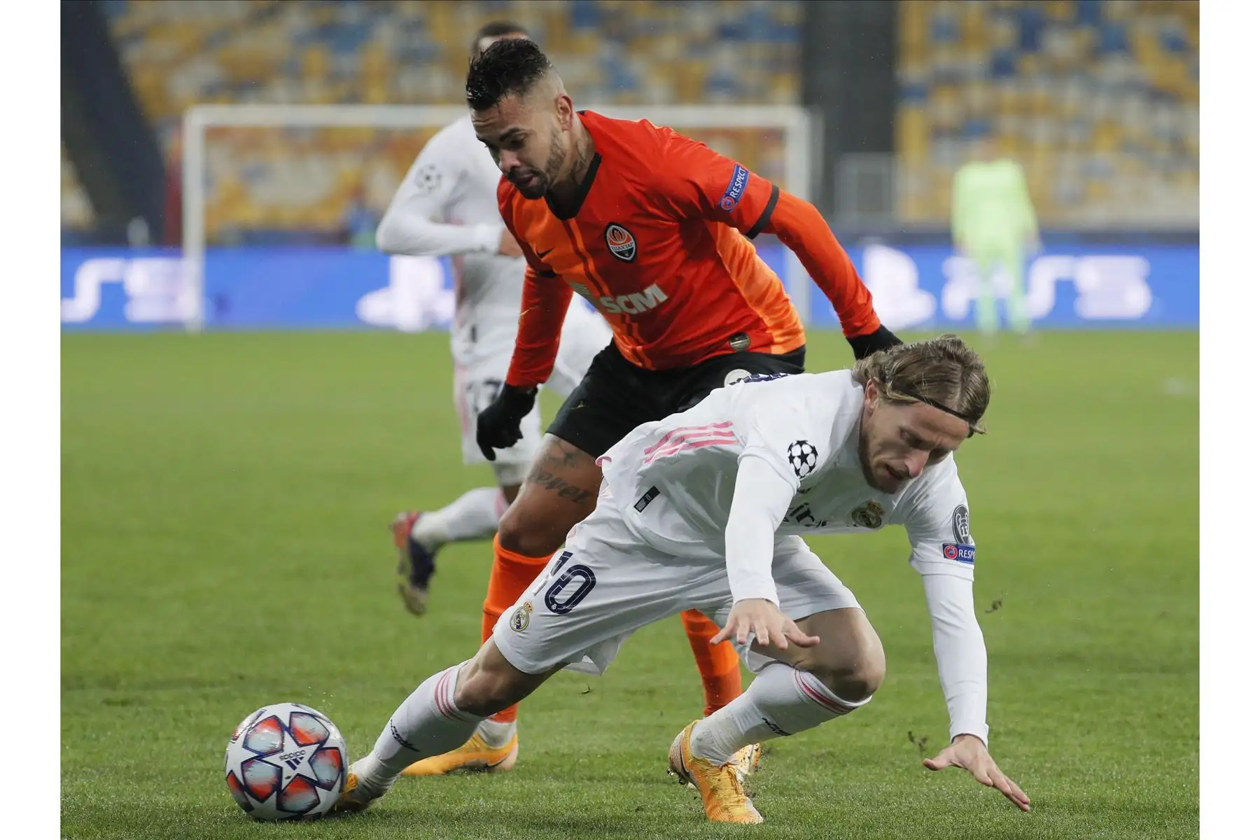 Dentinho del Shakhtar en acción contra Luka Modric del Real Madrid durante el partido del grupo B de la UEFA Champions League. Foto: EFE