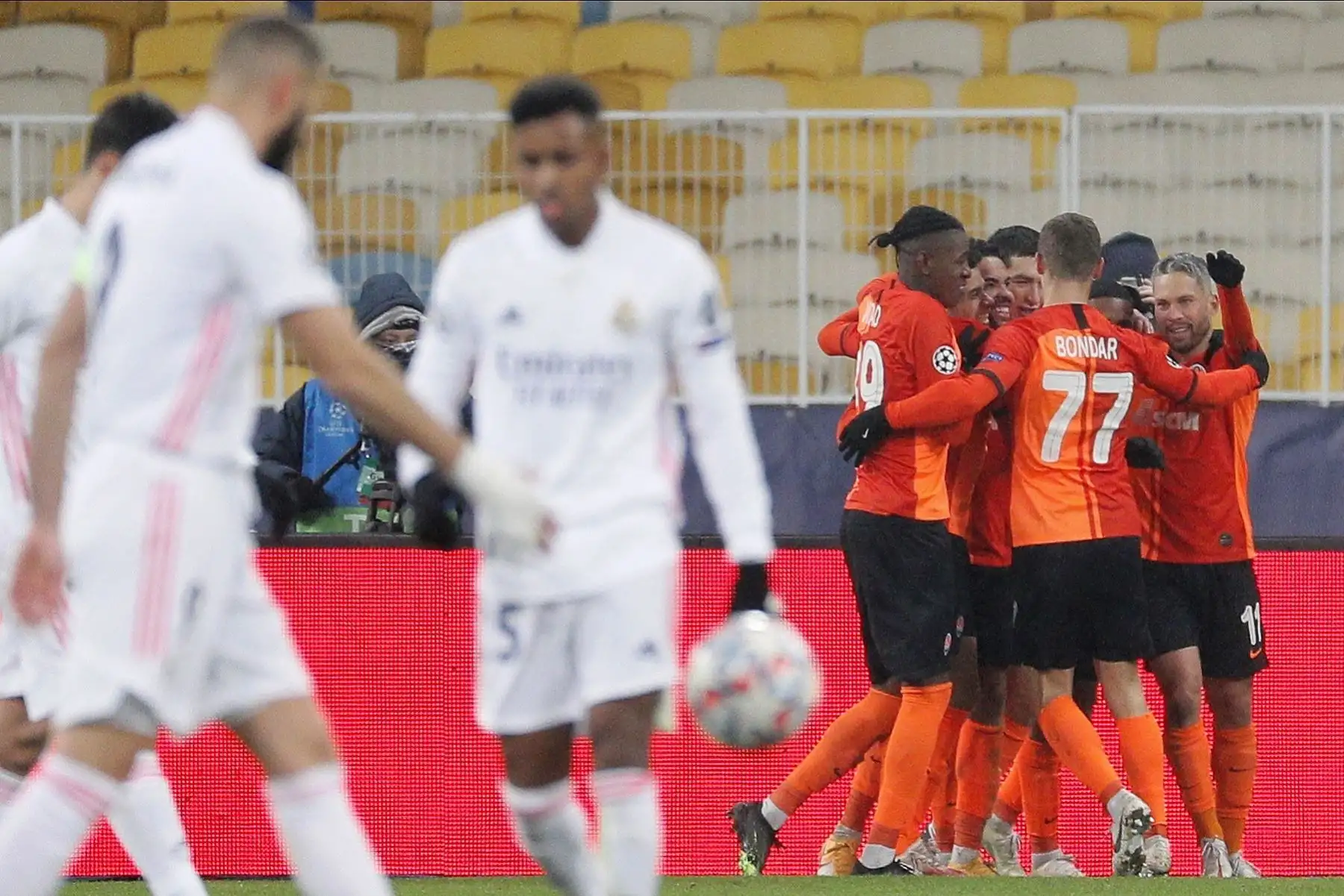 Dentinho del Shakhtar celebra su gol con sus compañeros durante el partido del grupo B de la UEFA Champions. Foto: AFP
