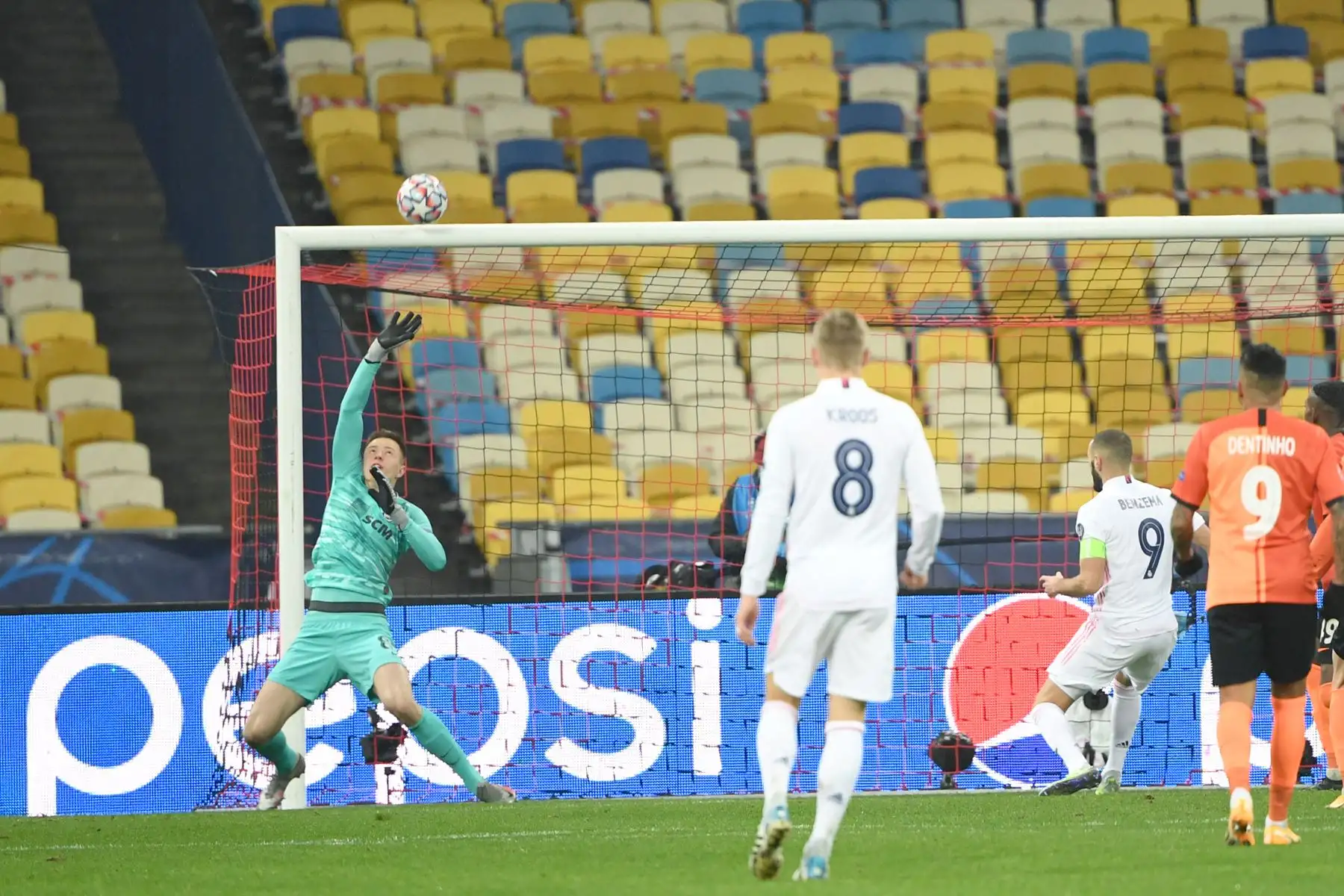 El portero ucraniano del Shakhtar Donetsk, Anatolii Trubin, ataja el balón durante el partido de fútbol del Grupo B de la Liga de Campeones de la UEFA. Foto: AFP