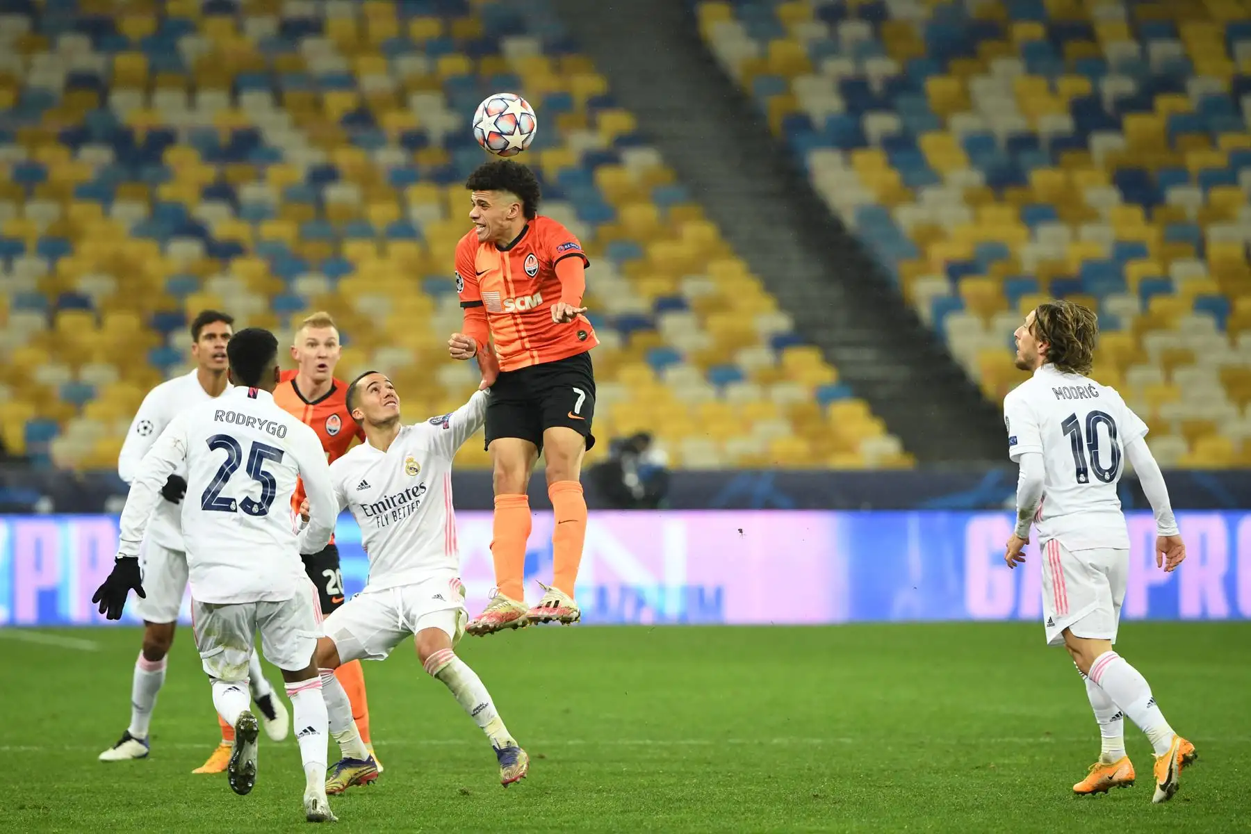 El mediocampista noruego del Real Madrid, Martin Odegaard, cabecea el balón durante el partido de fútbol del Grupo B de la Liga de Campeones de la UEFA. Foto: AFP