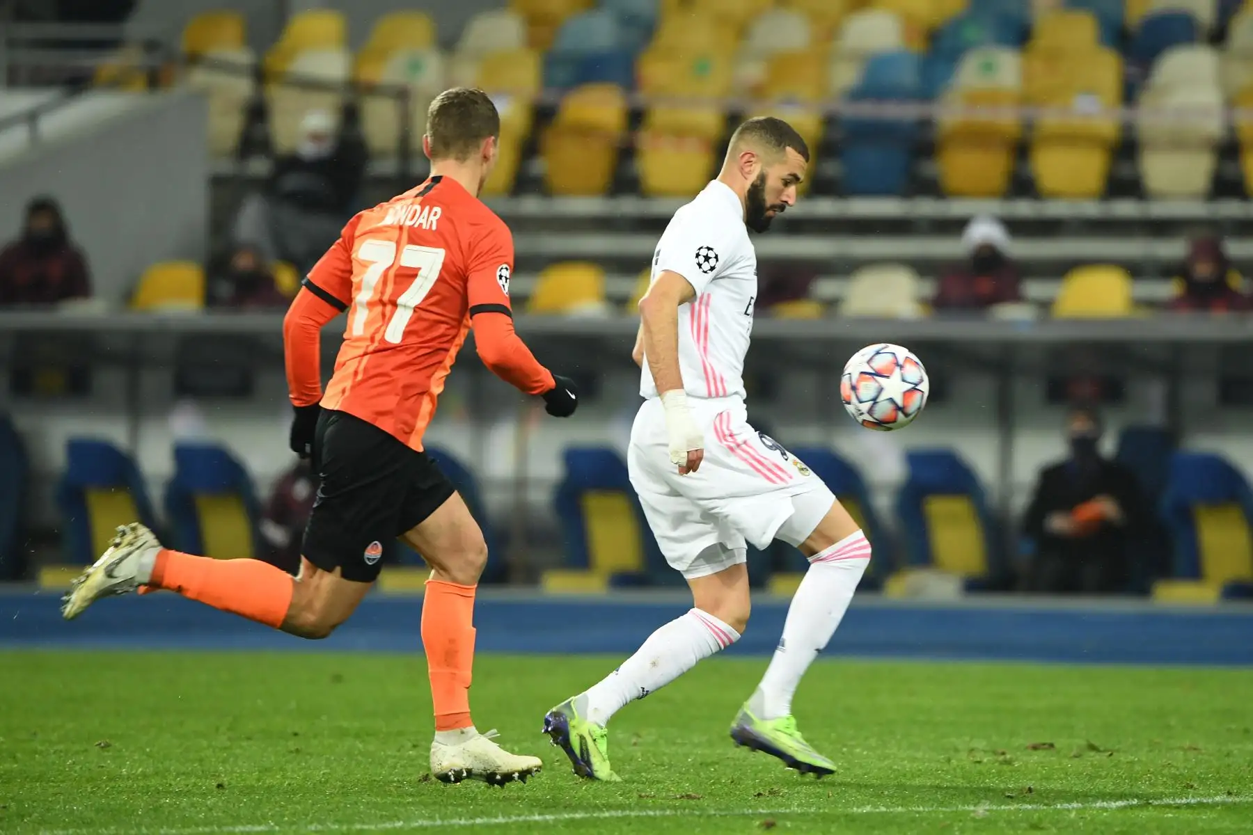 El delantero francés del Real Madrid, Karim Benzema, es desafiado por el defensa ucraniano del Shakhtar Donetsk, Valeriy Bondar, durante el partido de fútbol del Grupo B de la Liga de Campeones de la UEFA. Foto: AFP