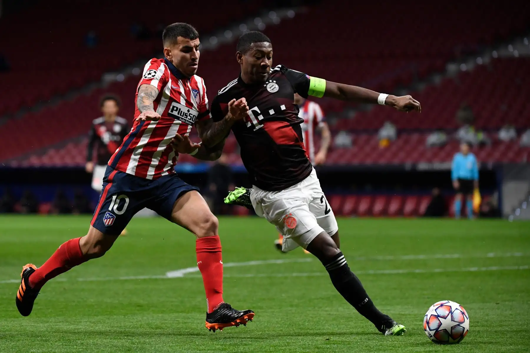 El delantero argentino del Atlético de Madrid Angel Correa desafía al defensor austríaco del Bayern Munich David Alaba durante el partido de fútbol del grupo A de la Liga de Campeones de la UEFA. Foto: AFP