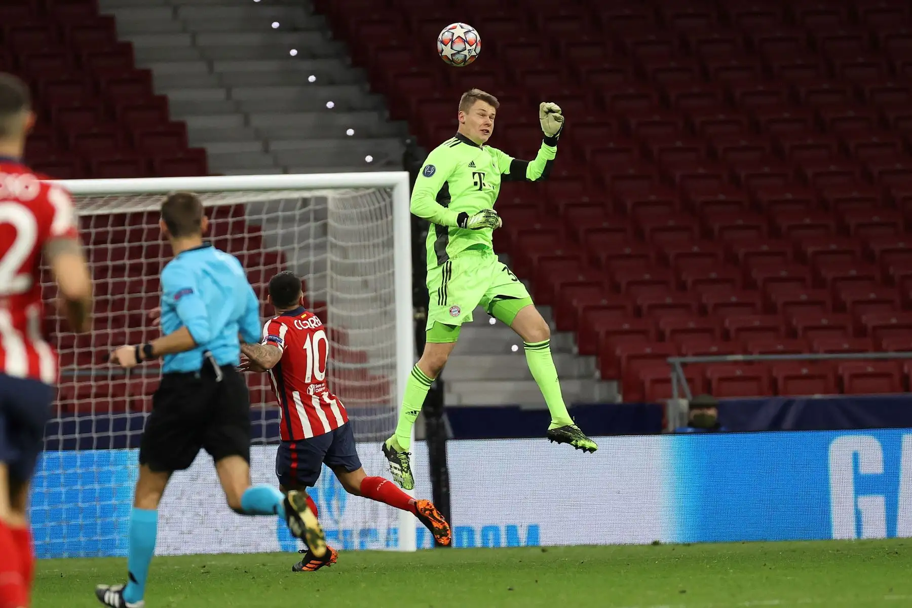 El portero del Bayern Alexander Nübel cabecea el balón durante el encuentro perteneciente al grupo A de Liga de Campeones, en el estadio Wanda Metropolitano, en Madrid. Foto: EFE
