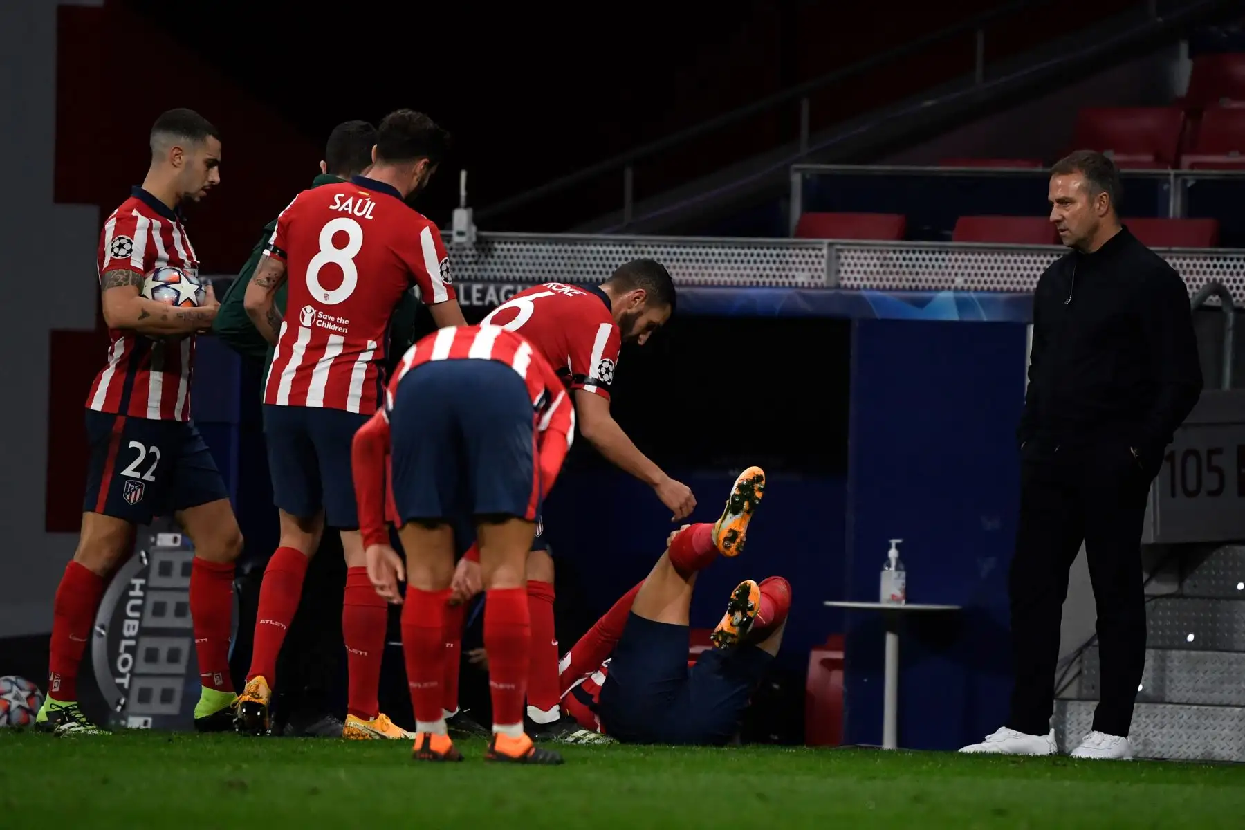 El entrenador en jefe alemán del Bayern Múnich Hans-Dieter Flick mira a los jugadores del Atlético durante el partido de fútbol del grupo A de la Liga de Campeones de la UEFA. Foto: AFP