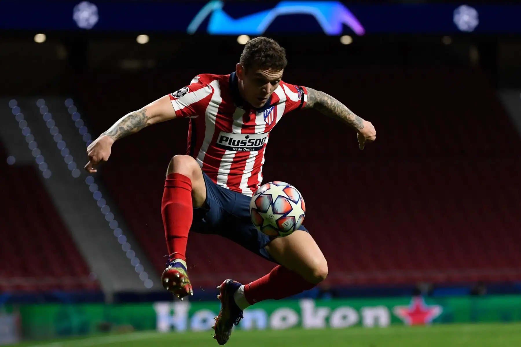 El defensa inglés del Atlético de Madrid, Kieran Trippier, salta por el balón durante el partido de fútbol del grupo A de la Liga de Campeones de la UEFA. Foto: AFP