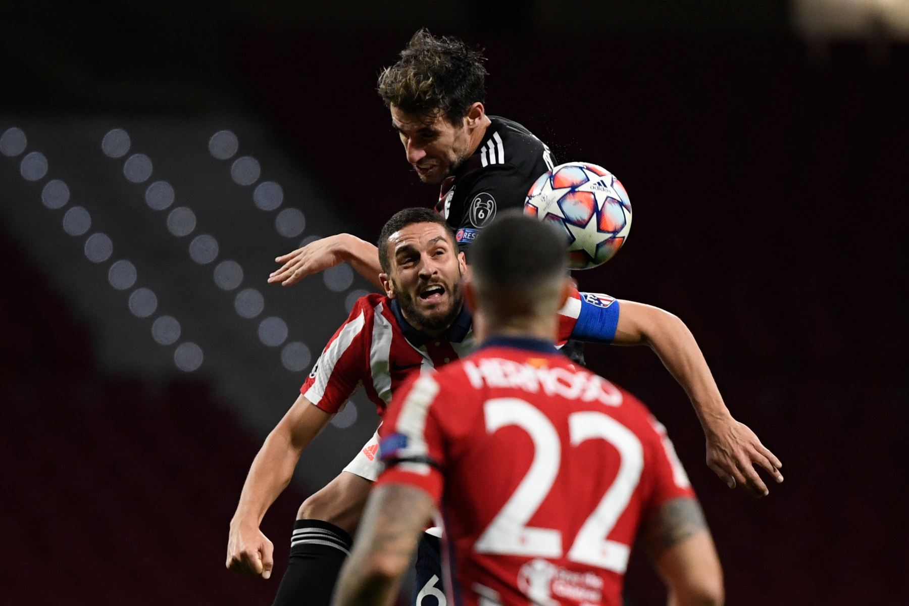 El centrocampista español del Bayern Múnich Javier Martínez y el centrocampista español del Atlético de Madrid Koke saltan por el balón durante el partido de fútbol del grupo A de la Liga de Campeones de la UEFA. Foto: AFP