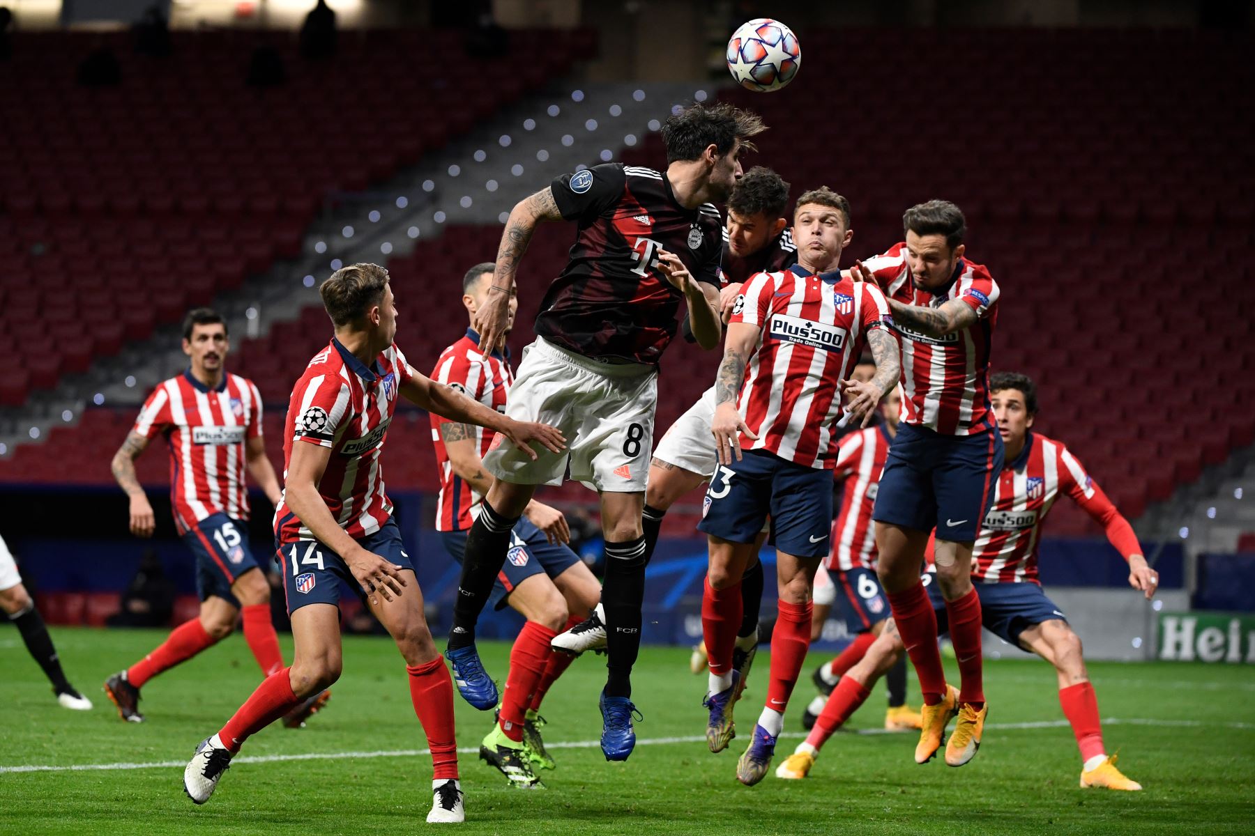 Los jugadores saltan por el balón durante el partido de fútbol del grupo A de la Liga de Campeones de la UEFA. Foto: AFP