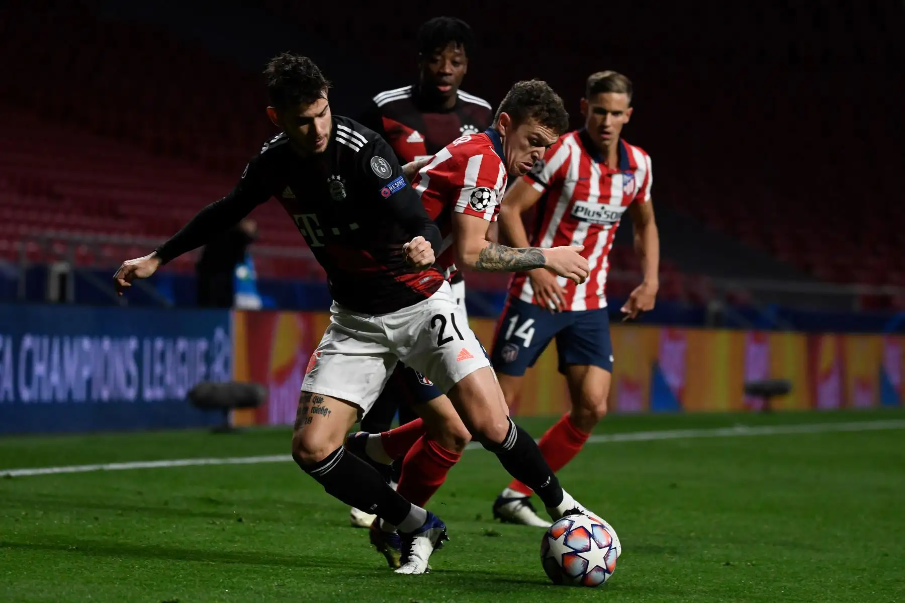 El defensor inglés del Atlético de Madrid, Kieran Trippier, desafía al defensor francés del Bayern Múnich, Lucas Hernández, durante el partido de fútbol del grupo A de la Liga de Campeones de la UEFA. Foto: AFP