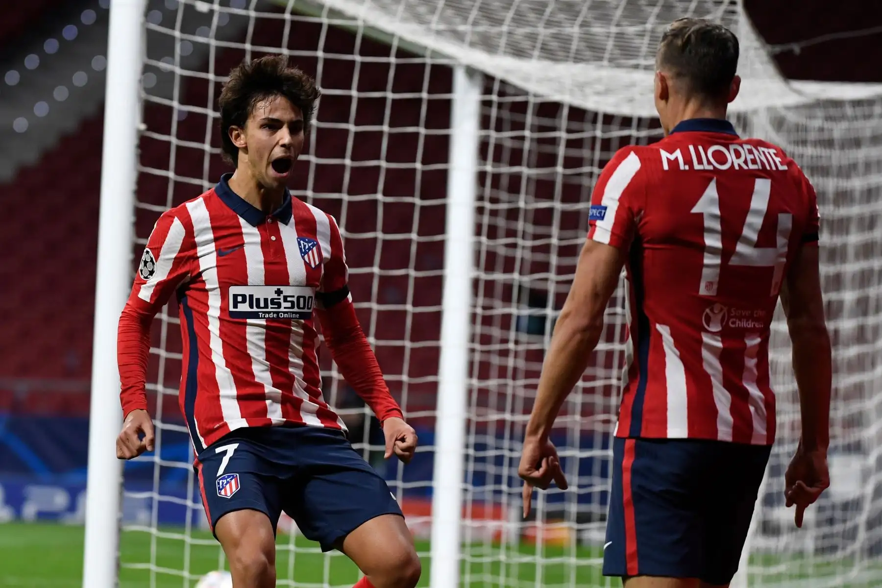 El mediocampista portugués del Atlético de Madrid Joao Félix celebra con el mediocampista español del Atlético de Madrid Marcos Llorente después de anotar durante el partido de fútbol del grupo A de la Liga de Campeones de la UEFA. Foto: AFP