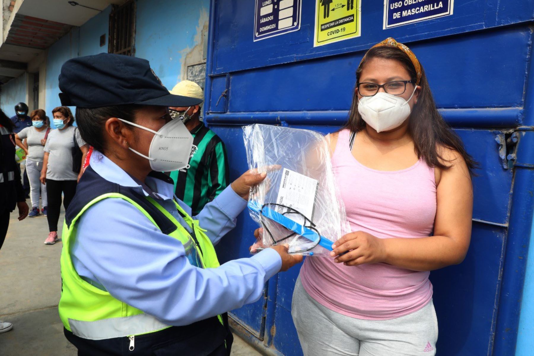 Personal de la municipalidad provincial de Trujillo entrega protectores faciales a usuarios del transporte público para prevenir contagios de covid-19. Foto: ANDINA/Difusión