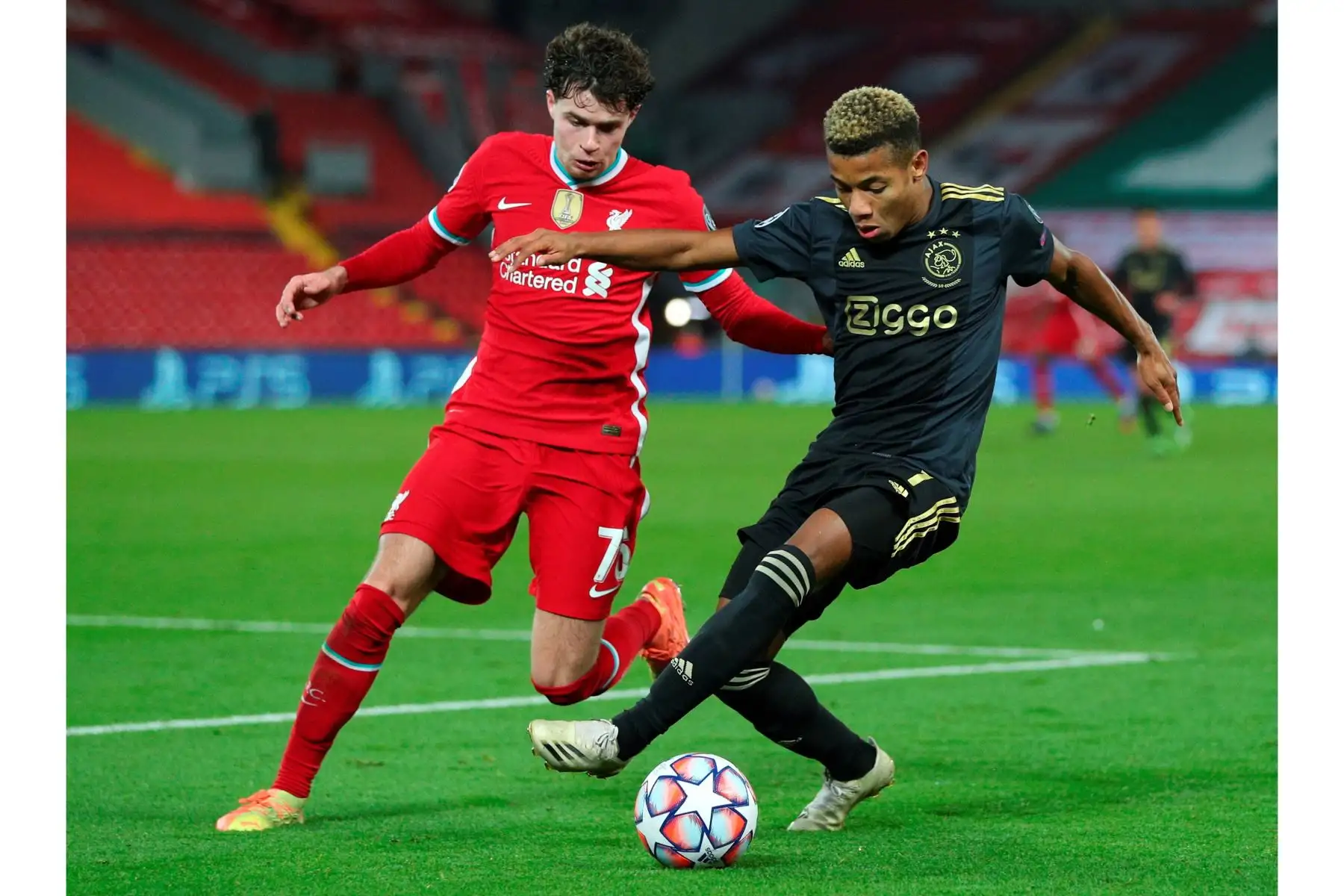 David Neres del Ajax en acción contra Konstantinos Tsimikas del Liverpool durante el partido de fútbol del grupo D de la UEFA Champions League. Foto: EFE