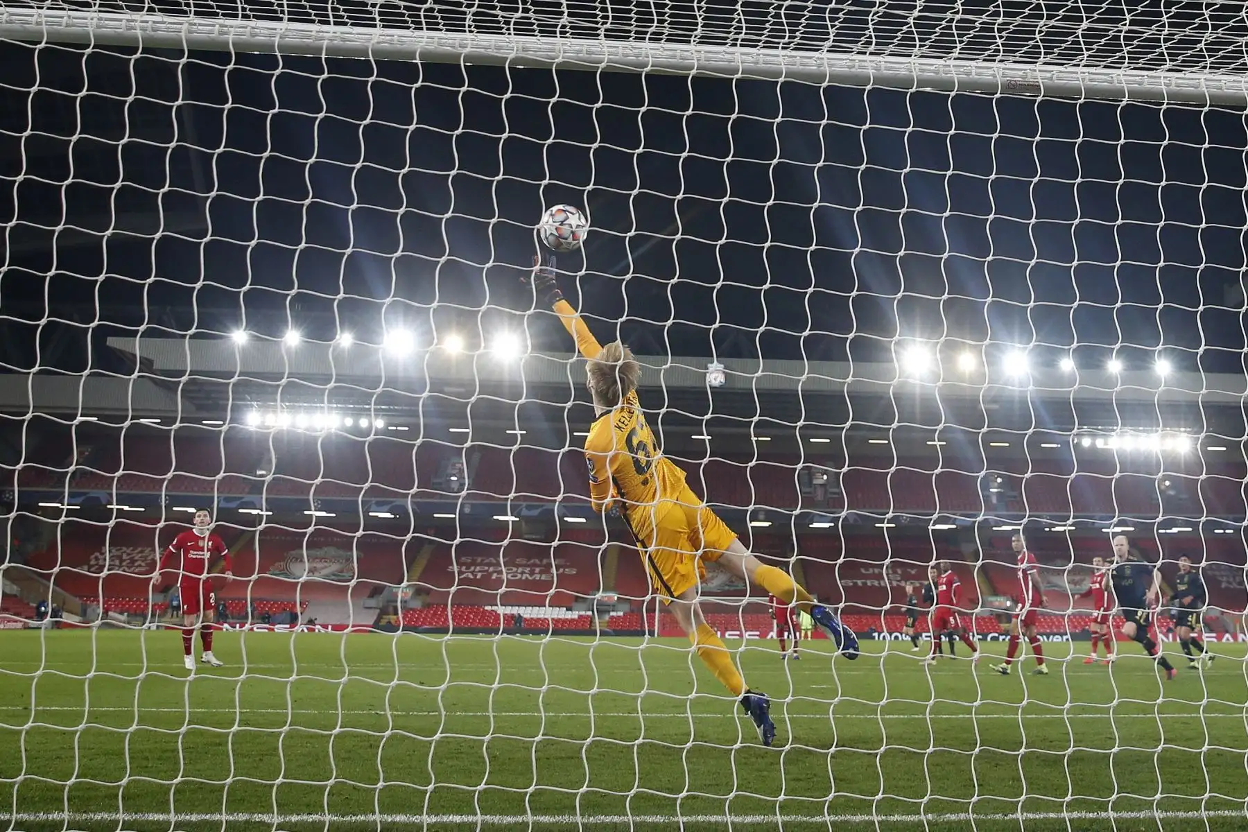 El portero del Liverpool Caoimhin Kelleher ataja el balón durante el partido de fútbol del grupo D de la Liga de Campeones de la UEFA. Foto: EFE