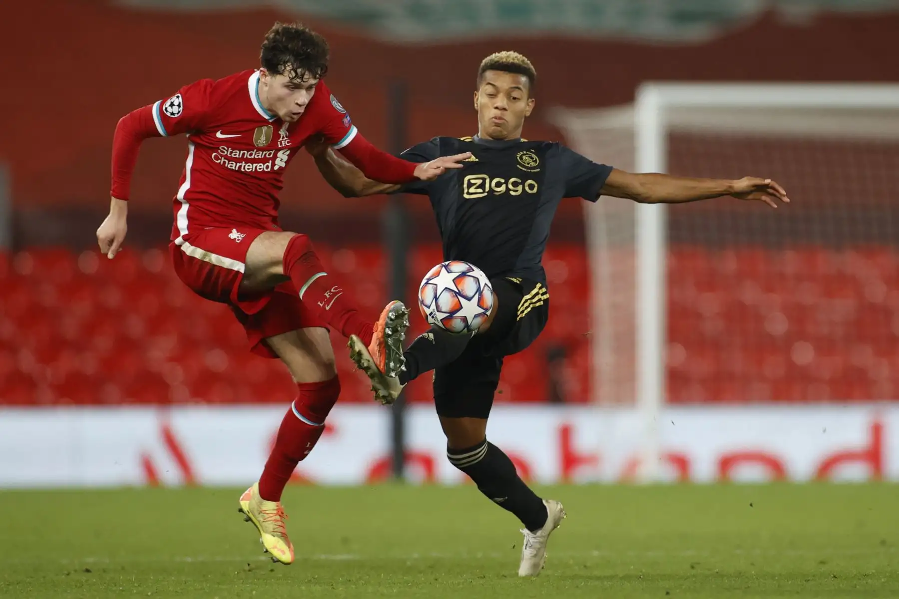 El mediocampista galés de Liverpool, Neco Williams, compite con el delantero brasileño del Ajax, David Neres, durante el partido de fútbol del Grupo D de la primera ronda de la Liga de Campeones de la UEFA. Foto: AFP