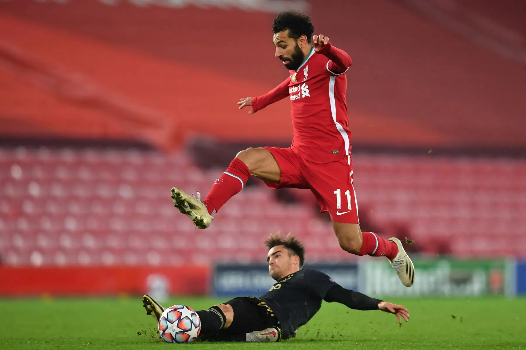 El mediocampista egipcio del Liverpool, Mohamed Salah, es abordado por el defensor argentino del Ajax, Nicolas Tagliafico, durante el partido de fútbol del Grupo D de la primera ronda de la Liga de Campeones de la UEFA. Foto: AFP