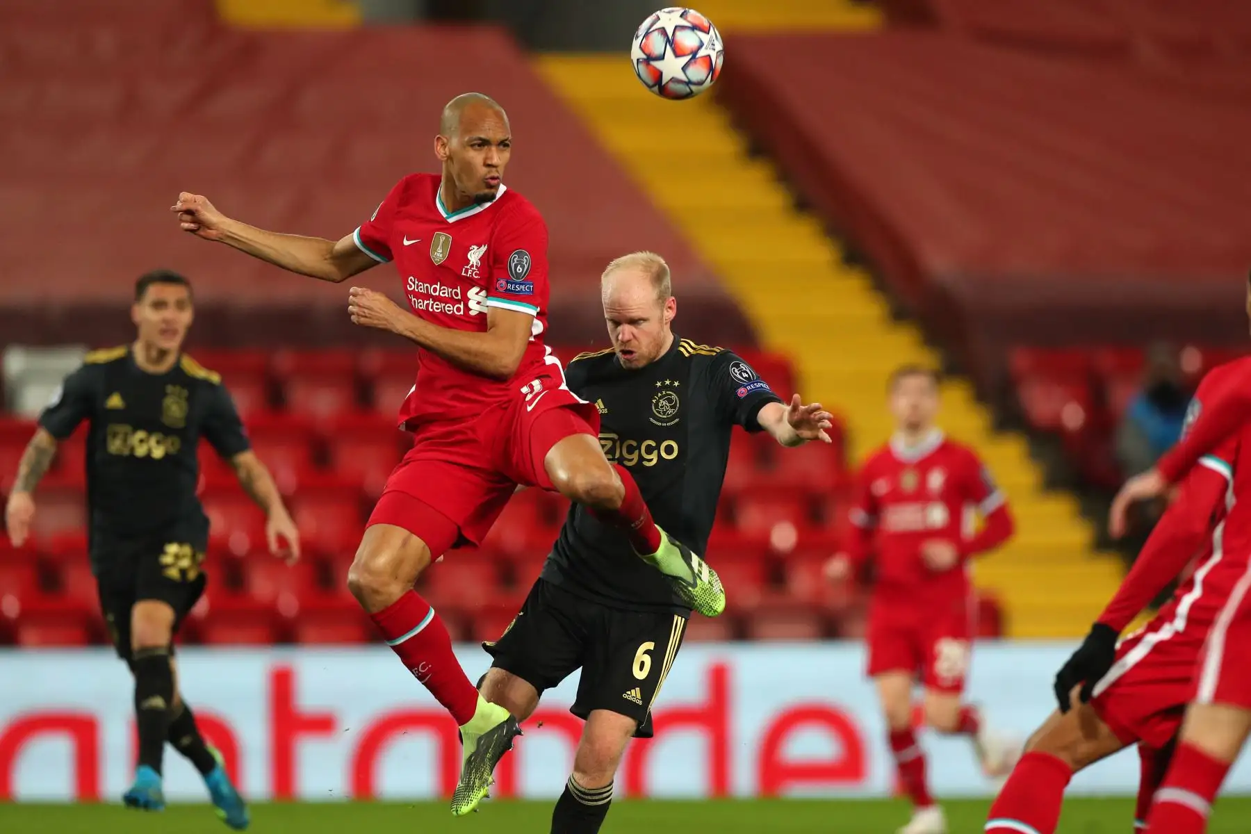 El mediocampista brasileño del Liverpool, Fabinho, compite con el mediocampista holandés del Ajax, Davy Klaassen, durante el partido de fútbol del Grupo D de la primera ronda de la Liga de Campeones de la UEFA. Foto: AFP