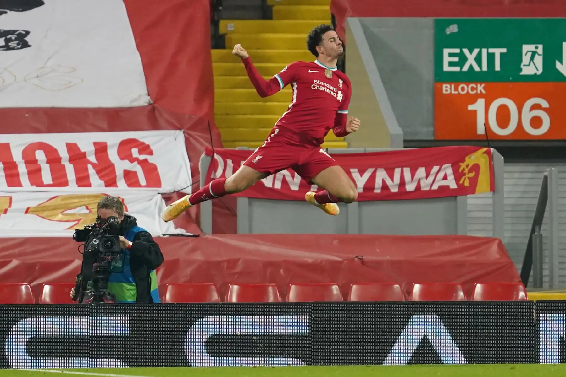 El mediocampista inglés de Liverpool, Curtis Jones, celebra después de marcar el primer gol de su equipo durante el partido de fútbol del Grupo D de la primera ronda de la Liga de Campeones de la UEFA. Foto: AFP