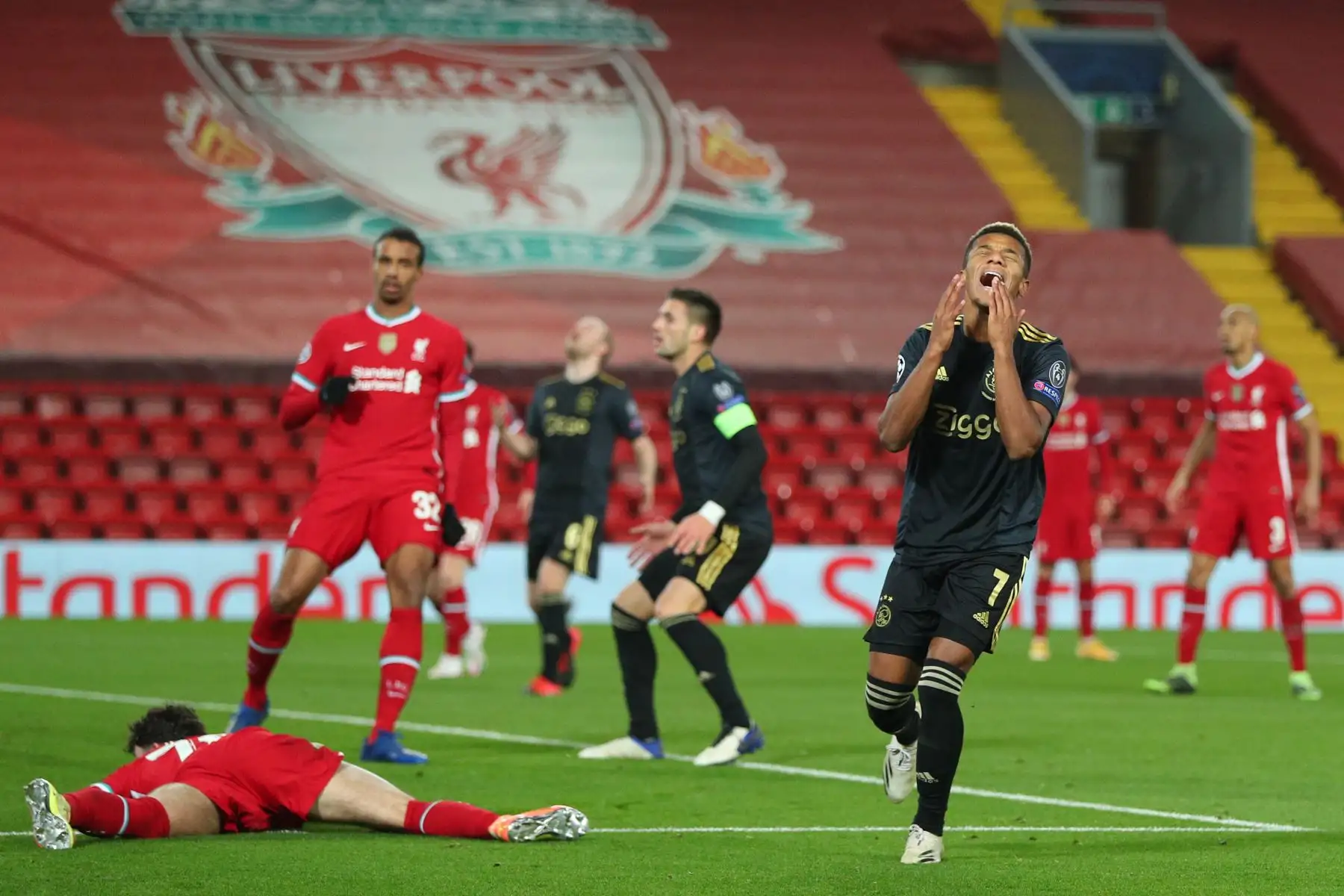 El delantero brasileño del Ajax, David Neres, reacciona tras perder una oportunidad durante el partido de fútbol del Grupo D de la primera ronda de la Liga de Campeones de la UEFA. Foto: AFP