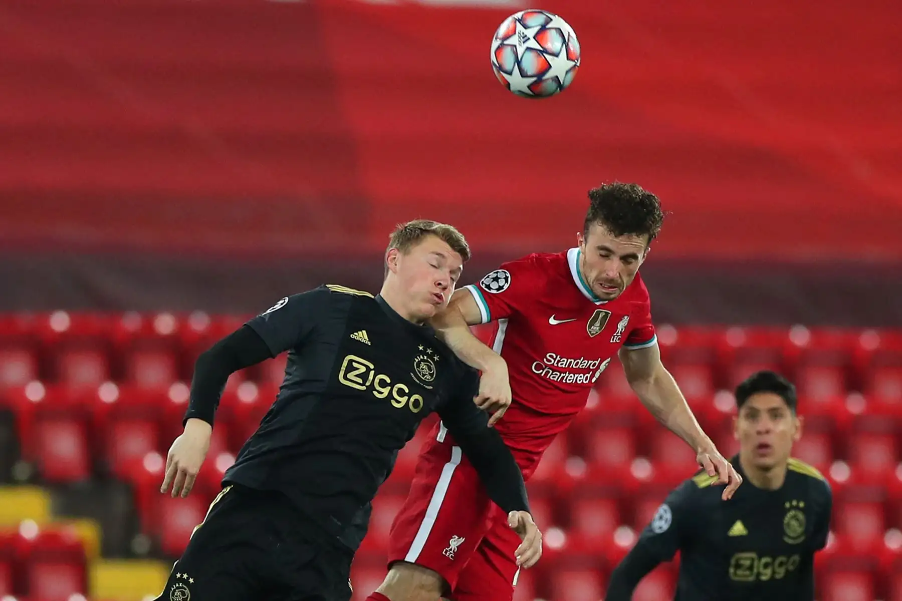 El defensor holandés del Ajax, Perr Schuurs, compite con el delantero portugués del Liverpool, Diogo Jota, durante el partido de fútbol del Grupo D de la primera ronda de la Liga de Campeones de la UEFA. Foto: AFP