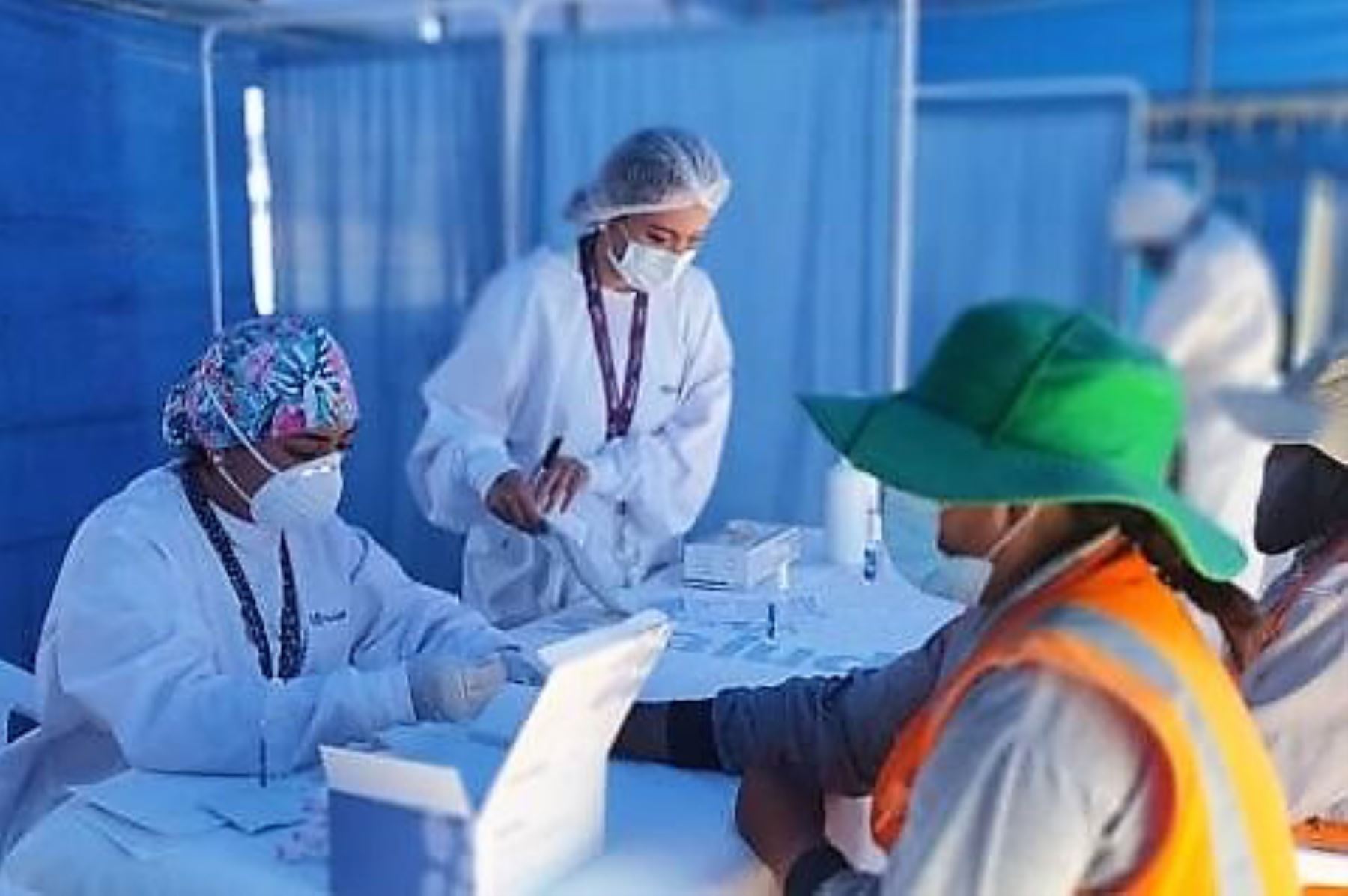 Personal de salud atiende a ciudadanos de Arequipa en el marco de la campaña 