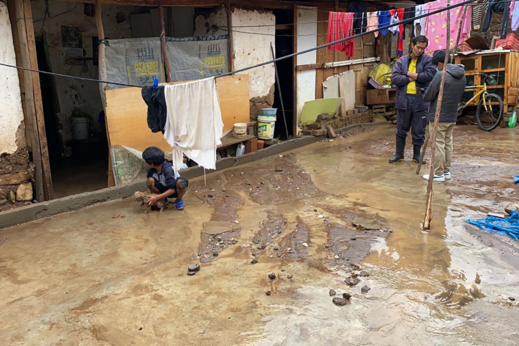 Las lluvias en Carhuaz (Áncash) provocaron el desborde de un canal de regadío que terminó inundando una vivienda habitada por 12 personas. Foto: ANDINA/Difusión