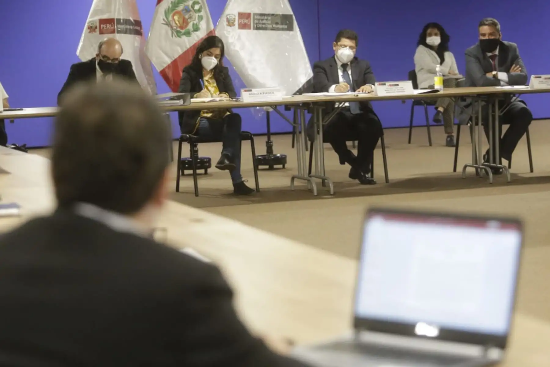 El ministro de Justicia, Eduardo  Vega Luna junto a diversos sectores de Cultura, Ambiente, Minsa y Sunarp se reúnen con autoridades de organizaciones indígenas de Ucayali, tales como Fenacoka, Feconau y Tribunal Indigena, a fin de dialogar sobre las necesidades de los pueblos indígenas en la región.
Foto: Mincul