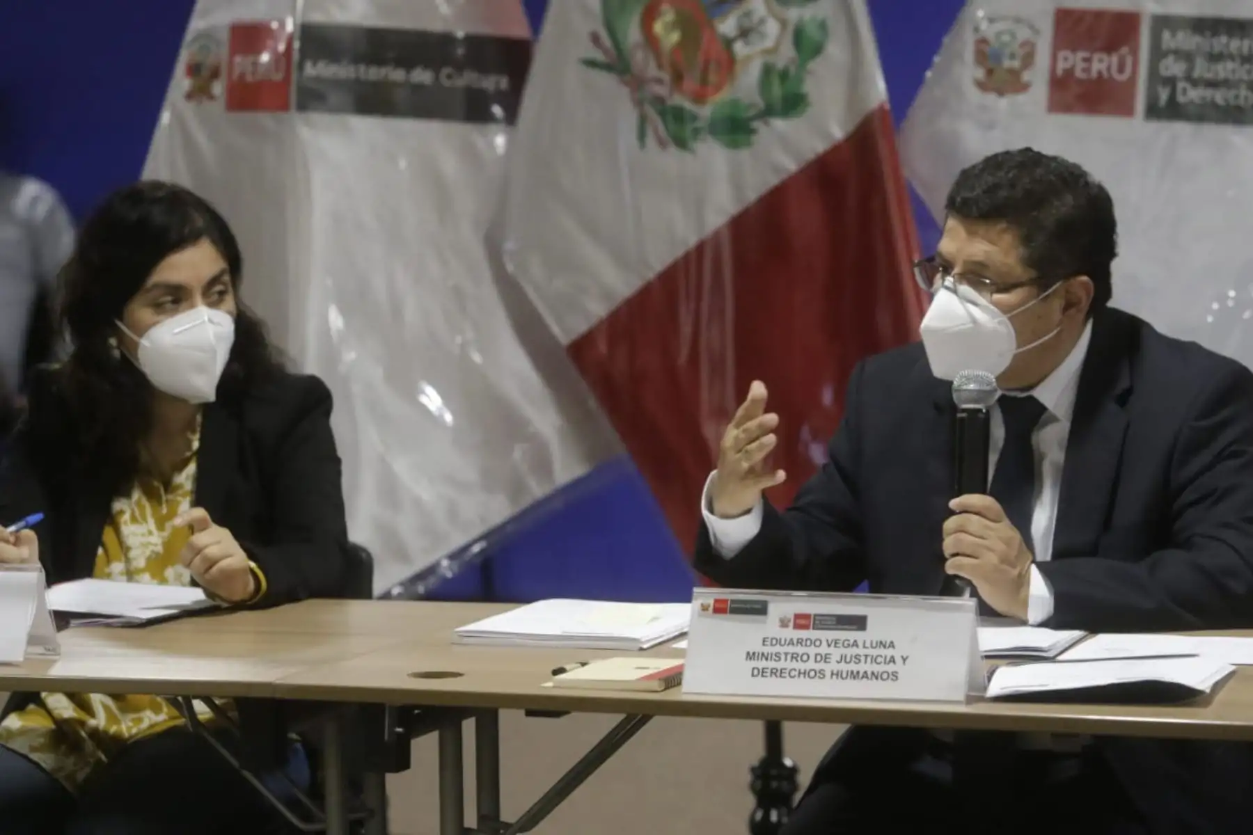 El ministro de Justicia, Eduardo  Vega Luna junto a diversos sectores de Cultura, Ambiente, Minsa y Sunarp se reúnen con autoridades de organizaciones indígenas de Ucayali, tales como Fenacoka, Feconau y Tribunal Indigena, a fin de dialogar sobre las necesidades de los pueblos indígenas en la región.
Foto: Mincul