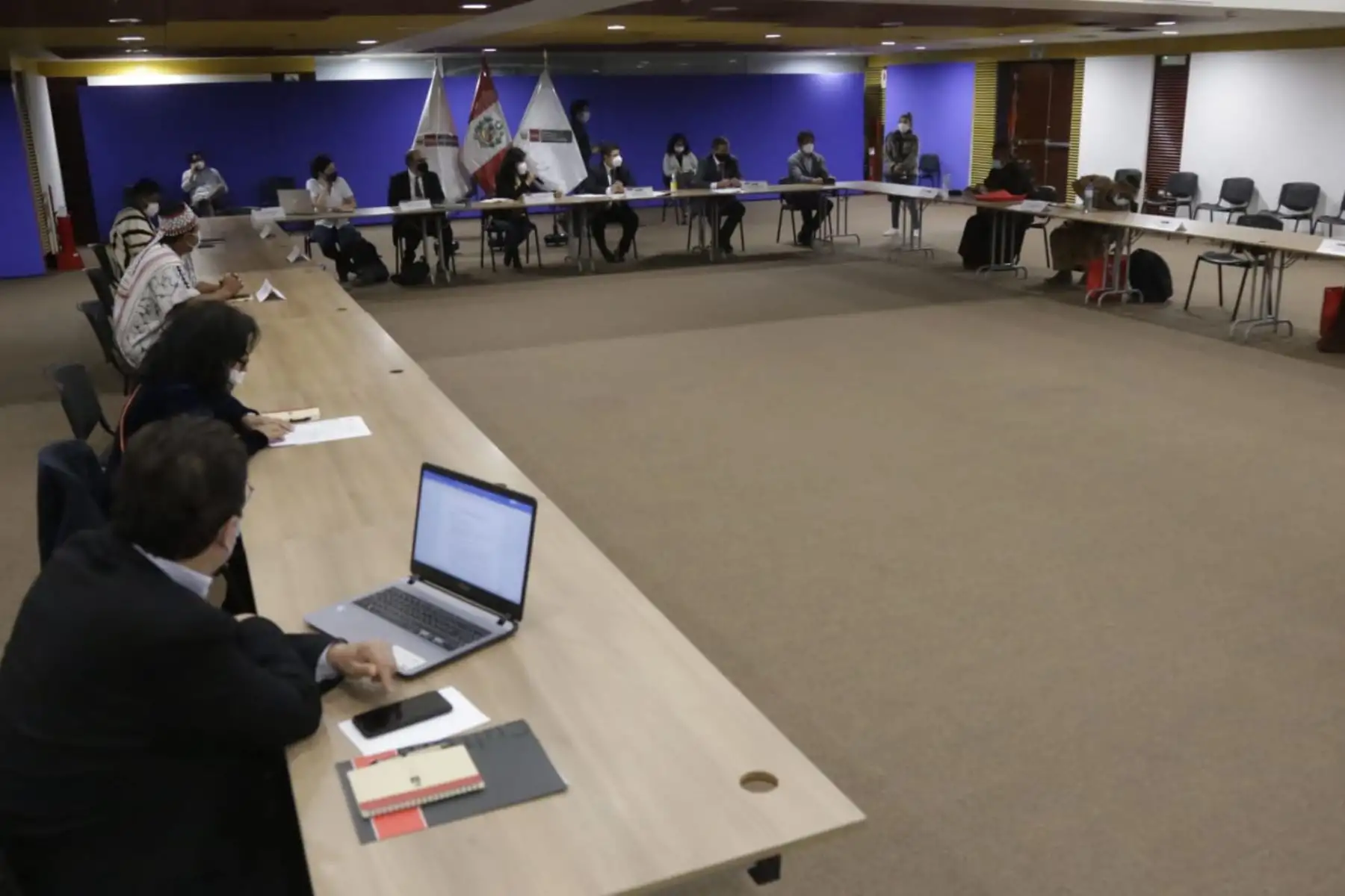 El ministro de Justicia, Eduardo  Vega Luna junto a diversos sectores de Cultura, Ambiente, Minsa y Sunarp se reúnen con autoridades de organizaciones indígenas de Ucayali, tales como Fenacoka, Feconau y Tribunal Indigena, a fin de dialogar sobre las necesidades de los pueblos indígenas en la región.
Foto: Mincul
