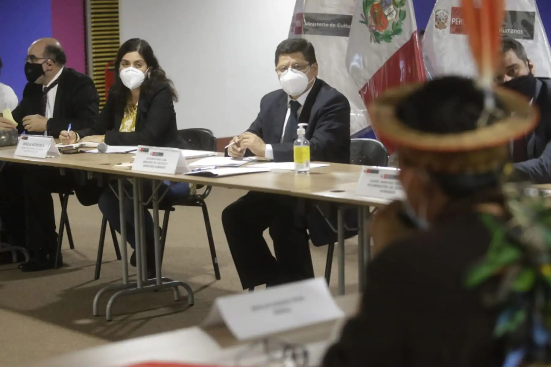 El ministro de Justicia, Eduardo  Vega Luna junto a diversos sectores de Cultura, Ambiente, Minsa y Sunarp se reúnen con autoridades de organizaciones indígenas de Ucayali, tales como Fenacoka, Feconau y Tribunal Indigena, a fin de dialogar sobre las necesidades de los pueblos indígenas en la región.
Foto: Mincul