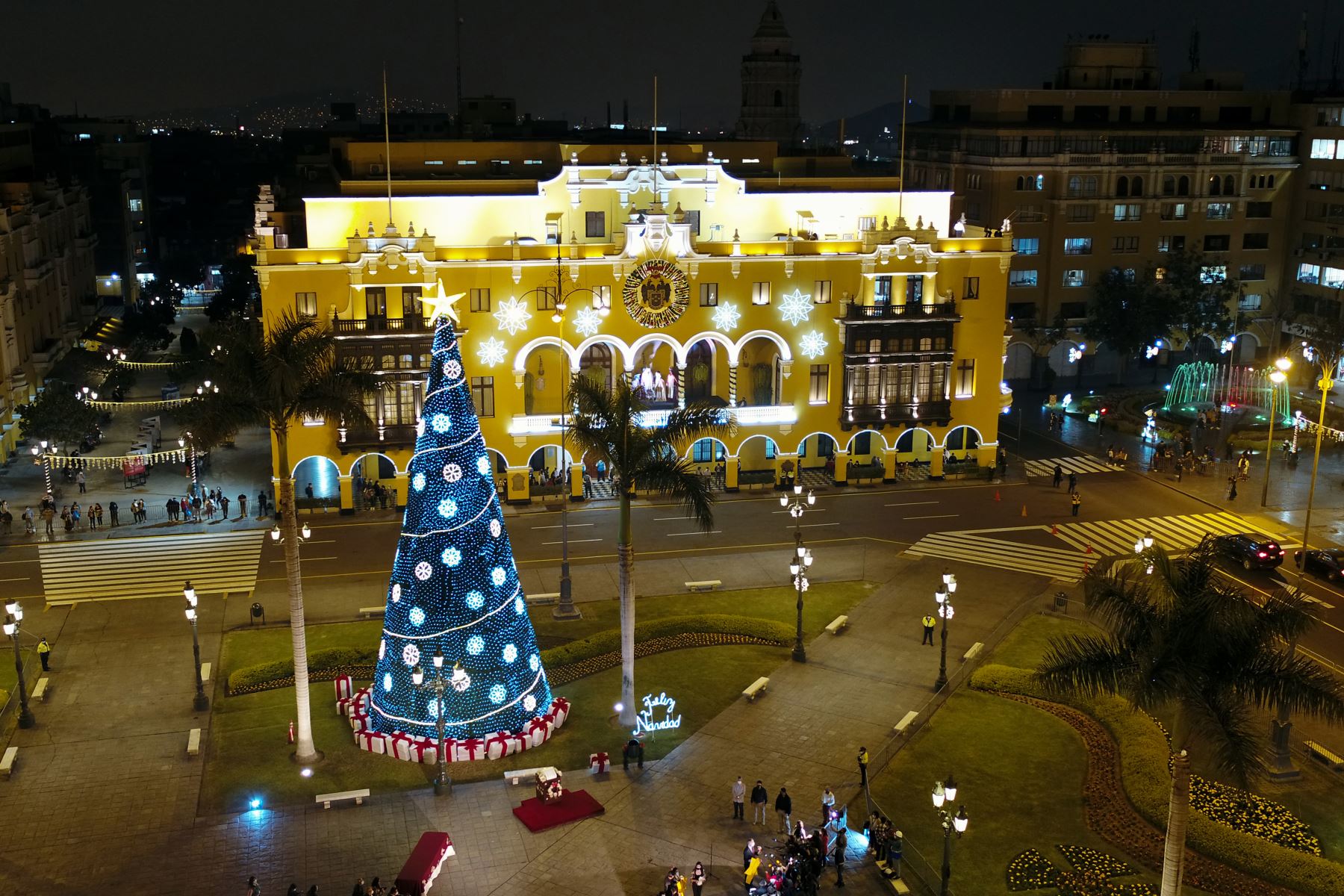 La Navidad ya se vive en la ciudad de Lima; el alcalde Jorge Muñoz encendió las luces del árbol en la plaza de Armas. Foto: ANDINA/Difusión