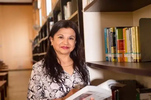Bibliotecóloga de la Gran Bibioteca Pública de Lima siente gran satisfacción de leer libros a adultos mayores que no tienen internet.