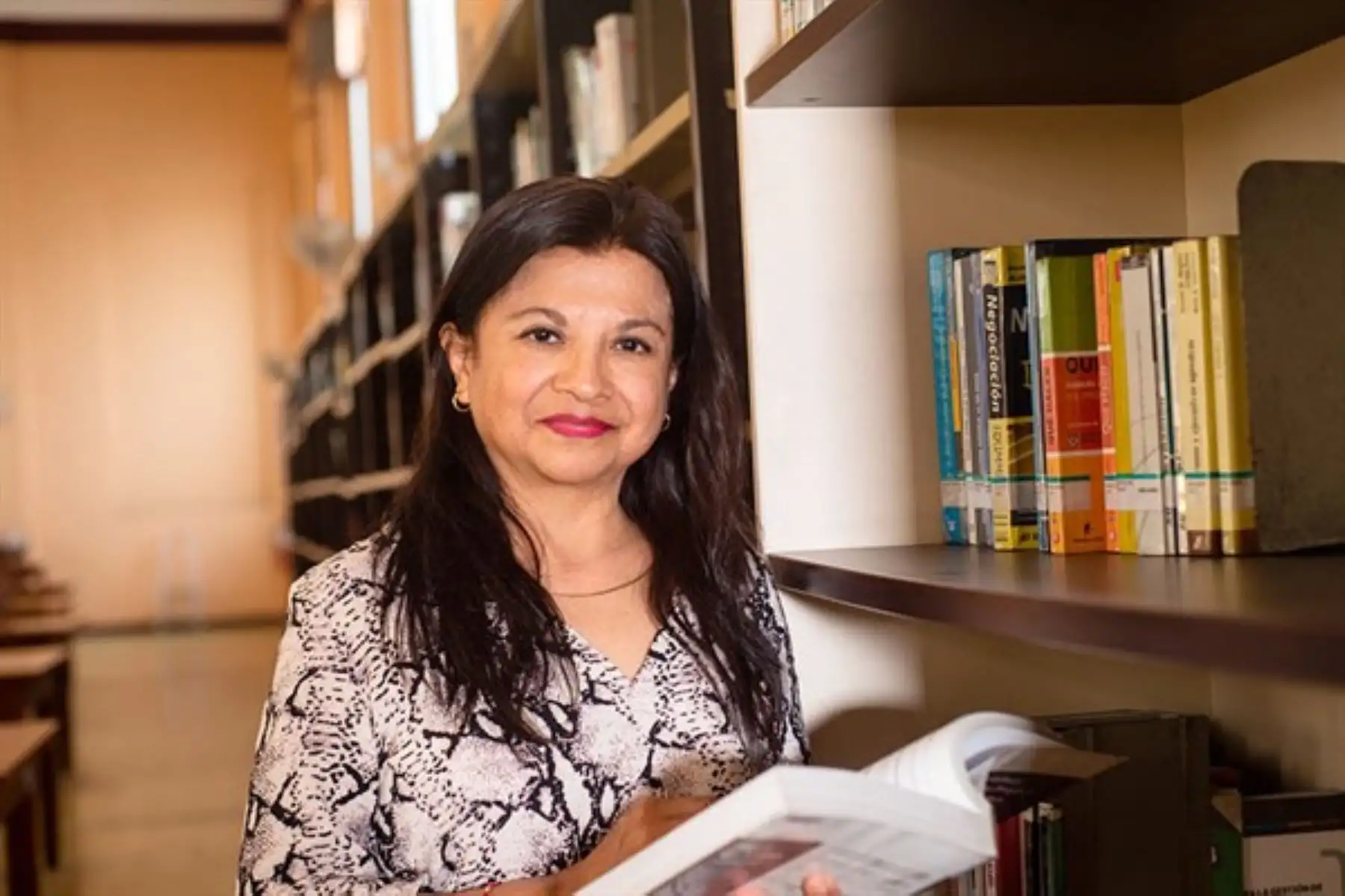 Bibliotecóloga de la Gran Bibioteca Pública de Lima siente gran satisfacción de leer libros a adultos mayores que no tienen internet.