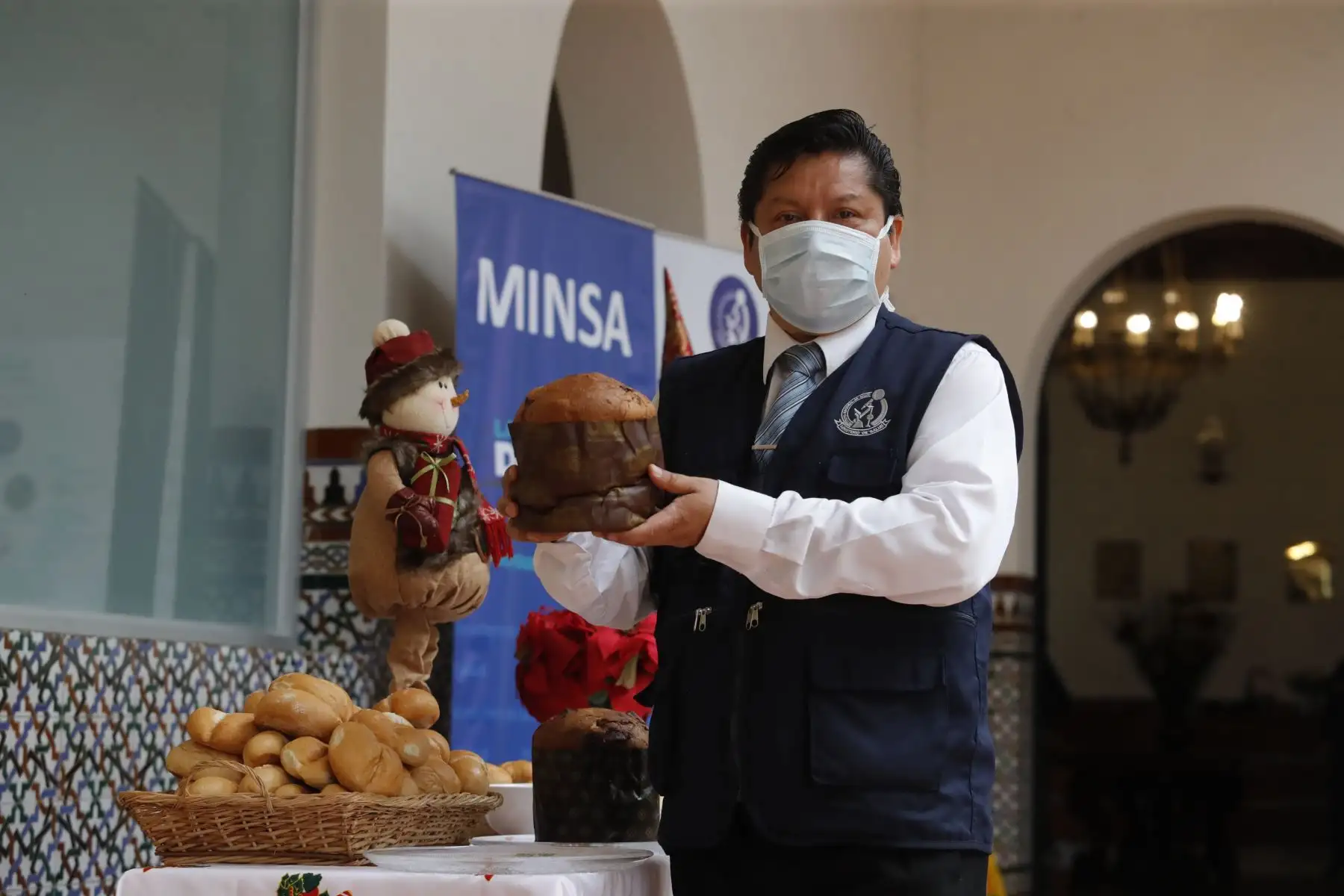 El especialista en nutrición pública del INS, Henry Trujillo Aspilcueta, invocó a la población a consumir panetón con moderación debido a que una tajada de 100 gramos representa para una persona 347 calorías adicionales lo que equivale a 18.5 cucharaditas de azúcar. Foto: ANDINA/Renato Pajuelo