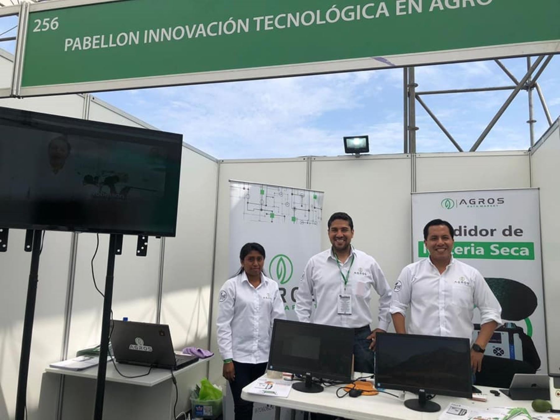 Robinson López (derecha) impulsa un emprendimiento de agrotecnología y por ese proyecto fue  uno de los 35 jóvenes más innovadores de América Latina reconocidos por el MIT Technology Review en español. ANDINA/Difusión
