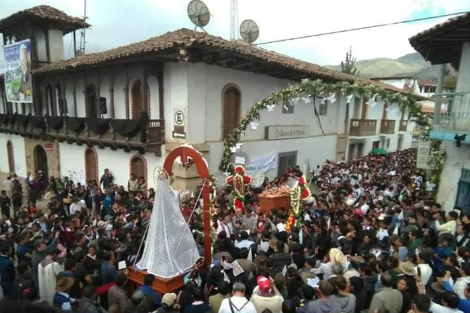 En el 2018, tras 42 años como párroco de Chacas, Ugo de Censi falleció en Lima a los 94 años. Sus exequias fúnebres se prolongaron por 6 días y tanto fue su amor hacia Chacas, que fue sepultado a los pies del Retablo Mayor de Chacas, el 8 de diciembre.
Foto: Cortesía Gonzalo Horna