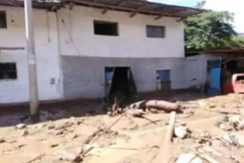 Las autoridades locales coordinan el apoyo con bienes de ayuda humanitaria para las familias afectadas y damnificadas.