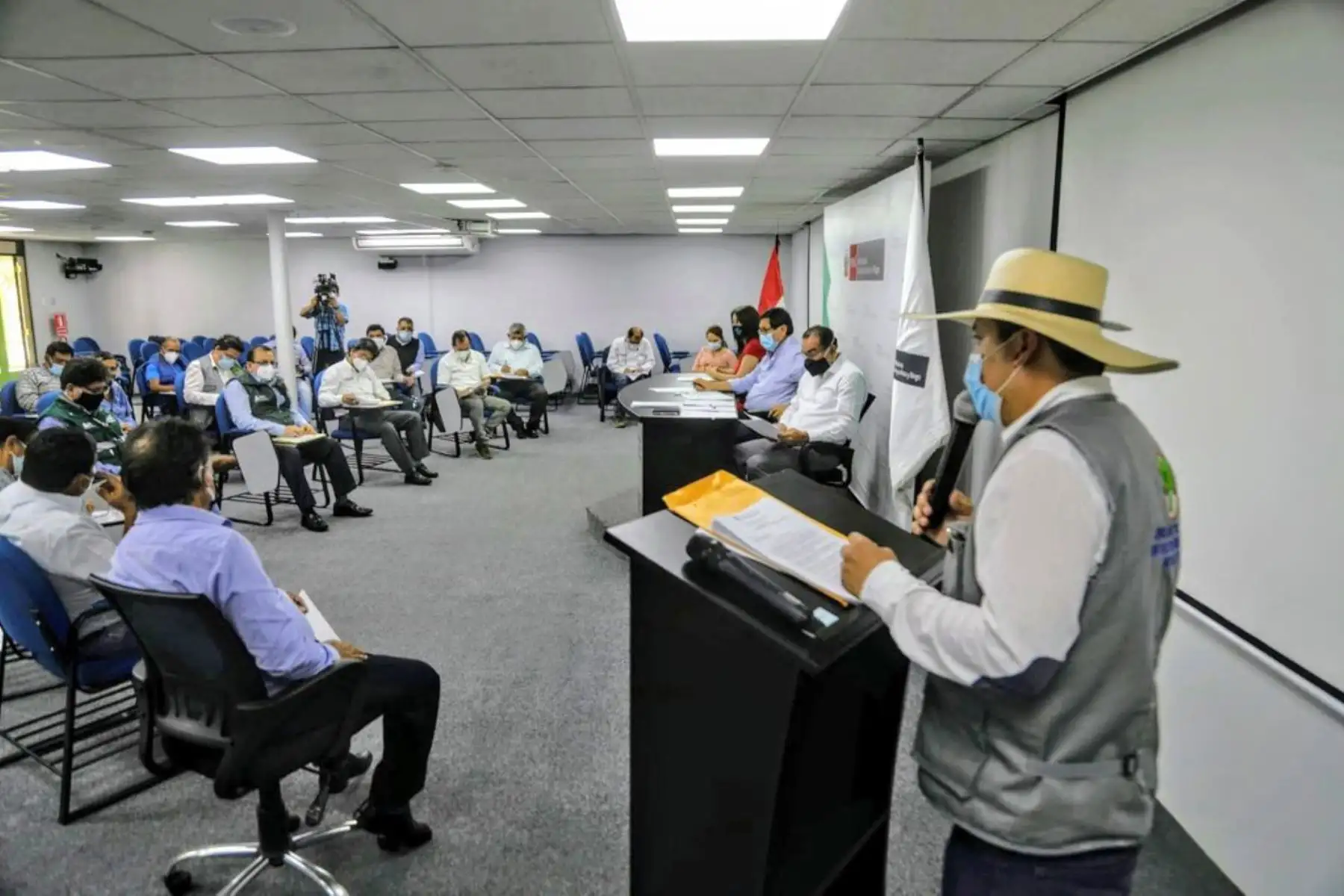 Ministro de Agricultura, Federico Tenorio sostuvo reunión con representantes de las Juntas de Usuarios de los Sectores Hidráulicos de Riego del Perú, para evaluar las acciones que implementa el Ejecutivo ante el estrés hídrico en el norte del país.
Foto: Midagri