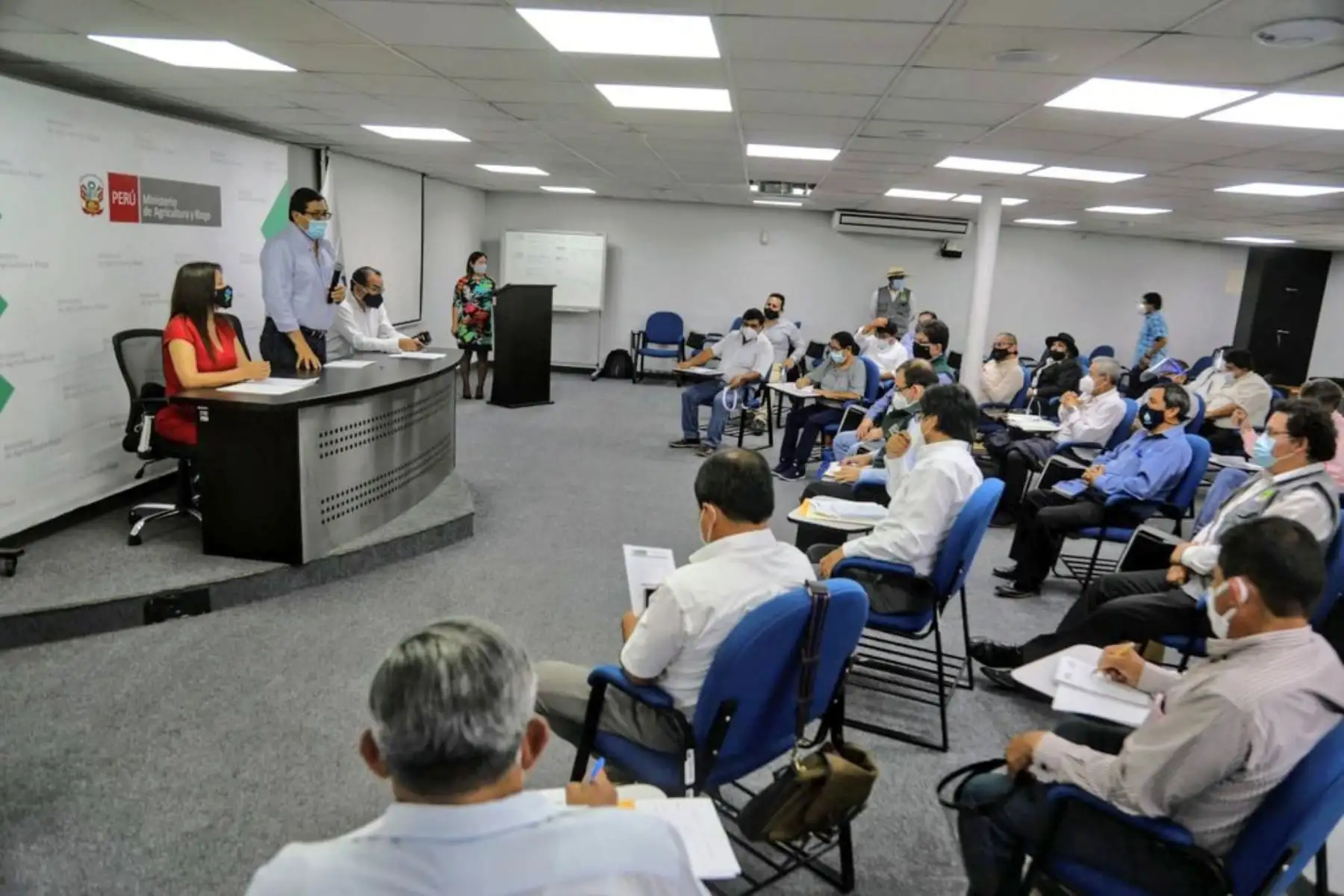 Ministro de Agricultura, Federico Tenorio sostuvo reunión con representantes de las Juntas de Usuarios de los Sectores Hidráulicos de Riego del Perú, para evaluar las acciones que implementa el Ejecutivo ante el estrés hídrico en el norte del país.
Foto: Midagri