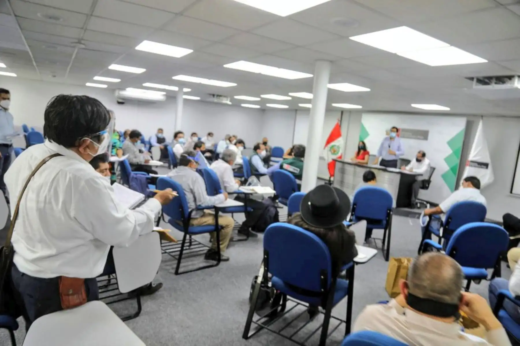 Ministro de Agricultura, Federico Tenorio sostuvo reunión con representantes de las Juntas de Usuarios de los Sectores Hidráulicos de Riego del Perú, para evaluar las acciones que implementa el Ejecutivo ante el estrés hídrico en el norte del país.
Foto: Midagri