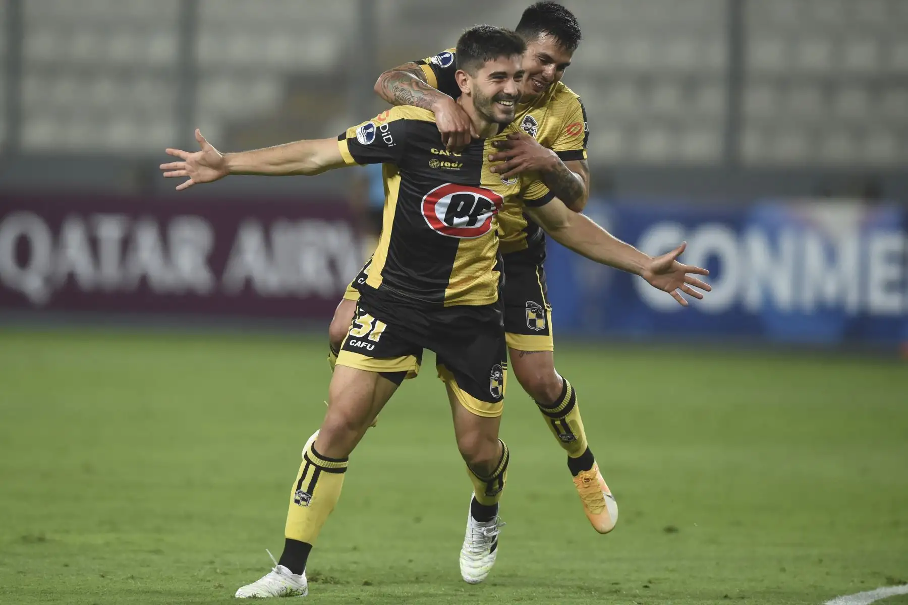El argentino de Coquimbo de Chile Lautaro Palacios celebra tras anotar contra el Sport Huancayo de Perú durante su ronda a puerta cerrada de la Copa Sudamericana antes del partido de fútbol de cuartos de final en el Estadio Nacional de Lima.
Foto: AFP