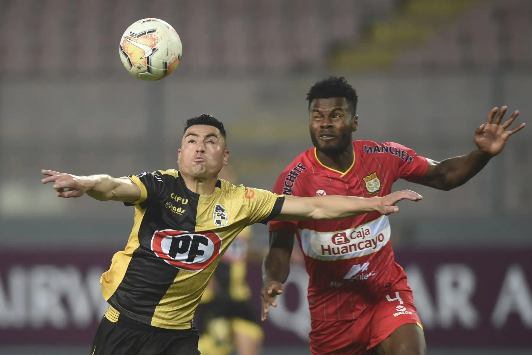 El chileno Coquimbo Diego Vallejos y el peruano Sport Huancayo colombiano Jimmy Valoyes compiten por el balón durante su ronda a puerta cerrada de la Copa Sudamericana antes del partido de fútbol de cuartos de final en el Estadio Nacional de Lima.
Foto: AFP